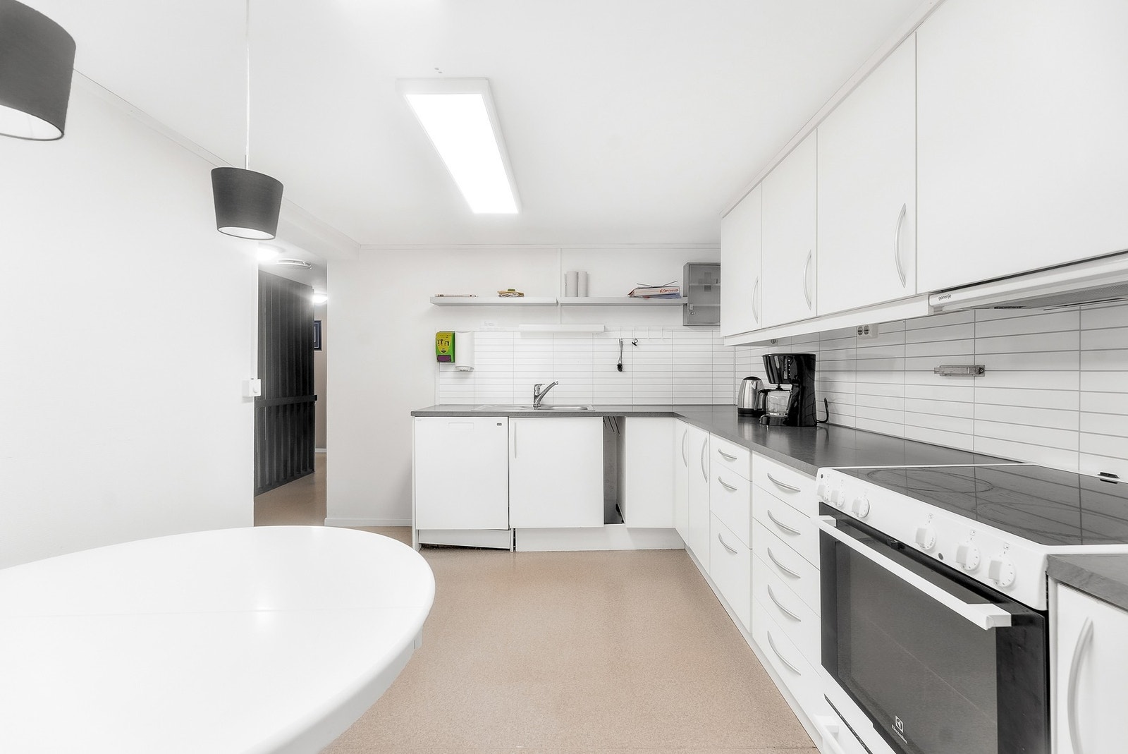 Frittstående stekeovn, kjøleskap med fryser og oppvaskmaskin. Galleribilde