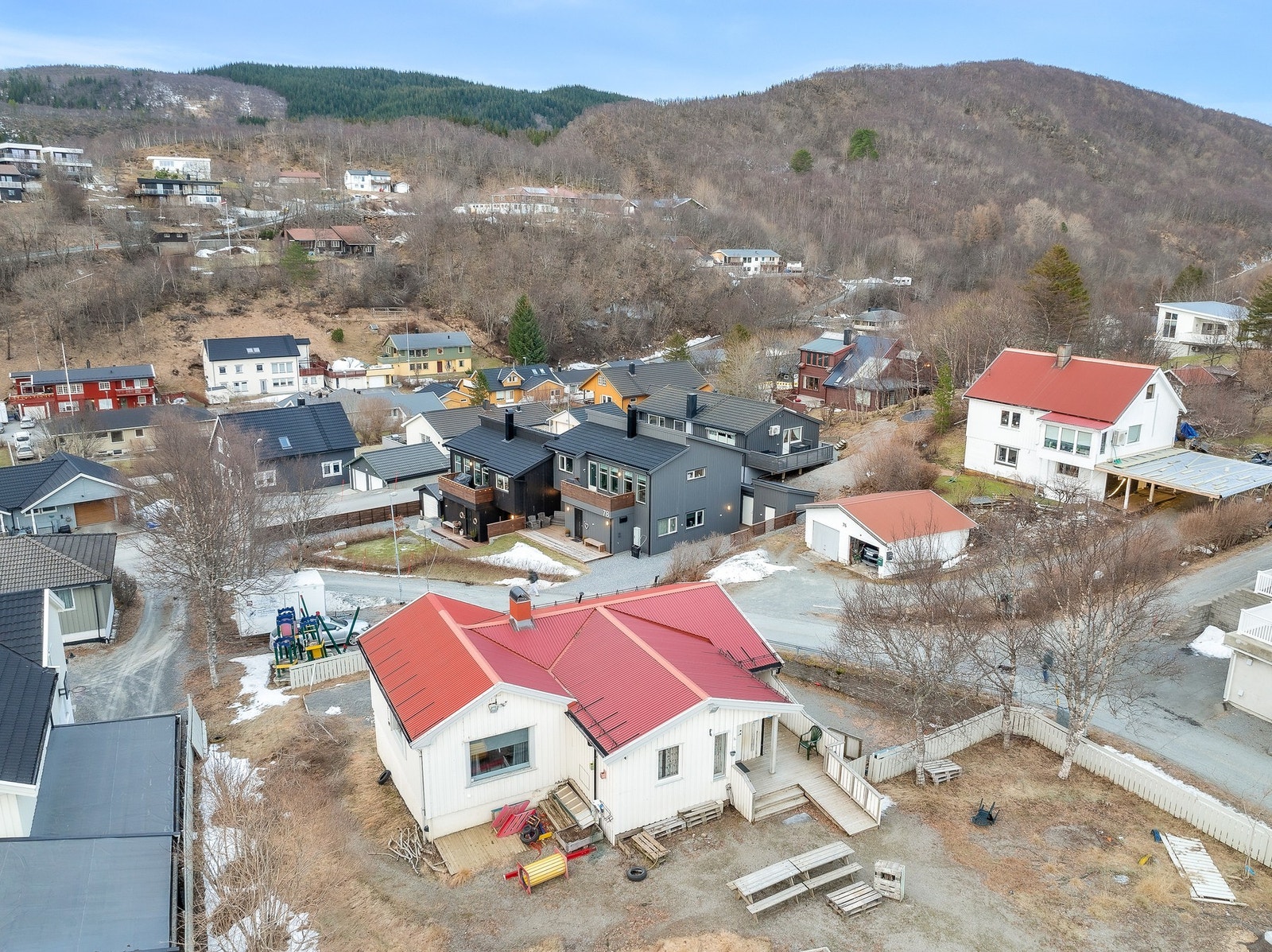 Eiendommen ligger i kort vei til skog og mark. Galleribilde