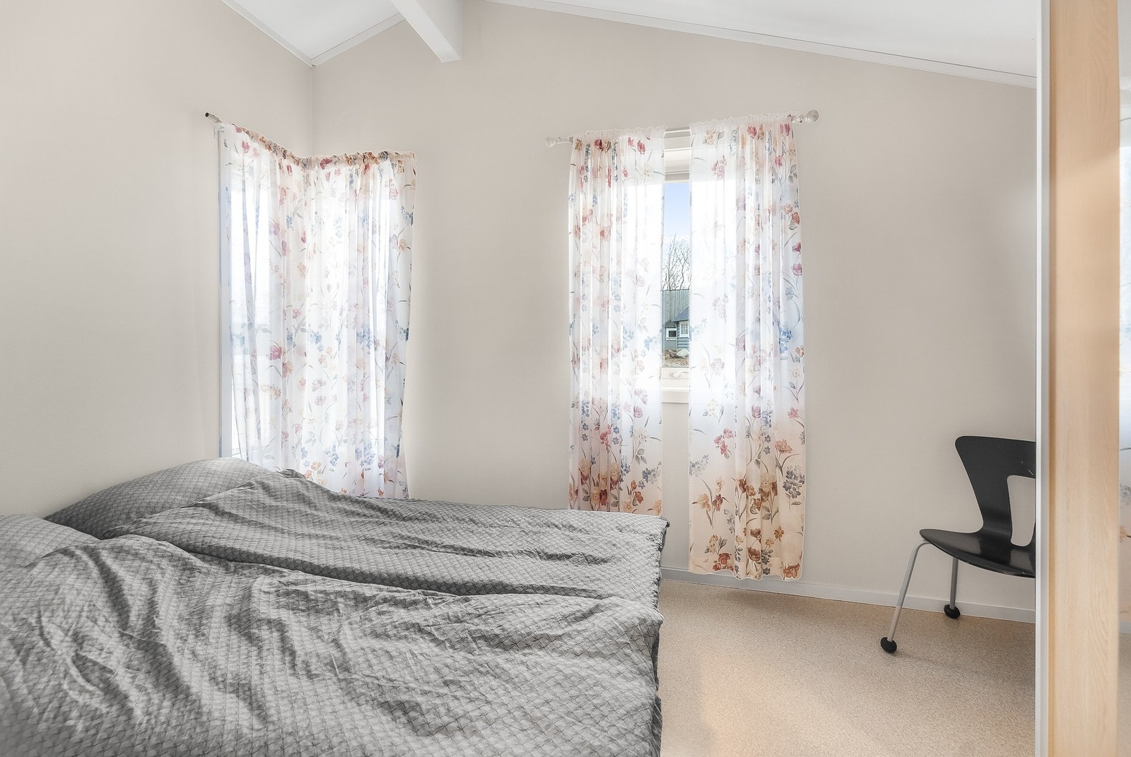 Det er fint plass til dobbeltseng, nattbord og annet ønsket møblement. Galleribilde