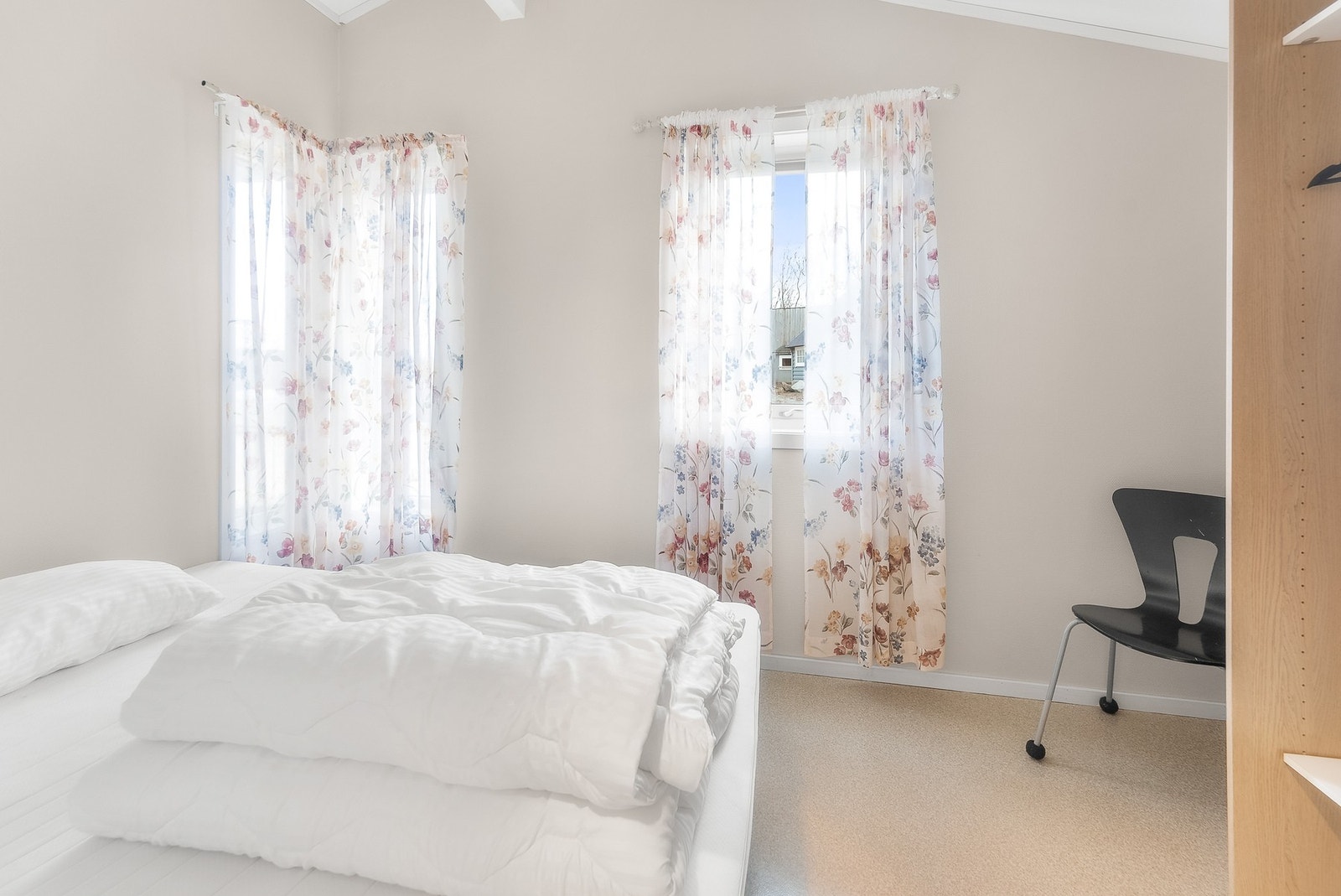 Veggene er malt i lyse farger. Galleribilde