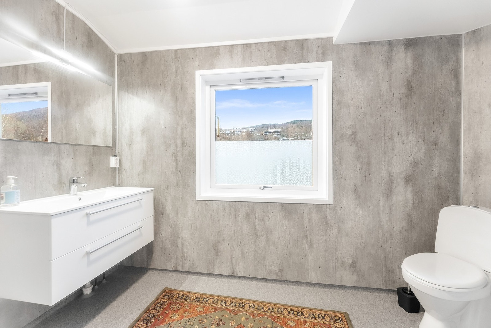 Det er to baderom og et toalettrom i boligen. Galleribilde