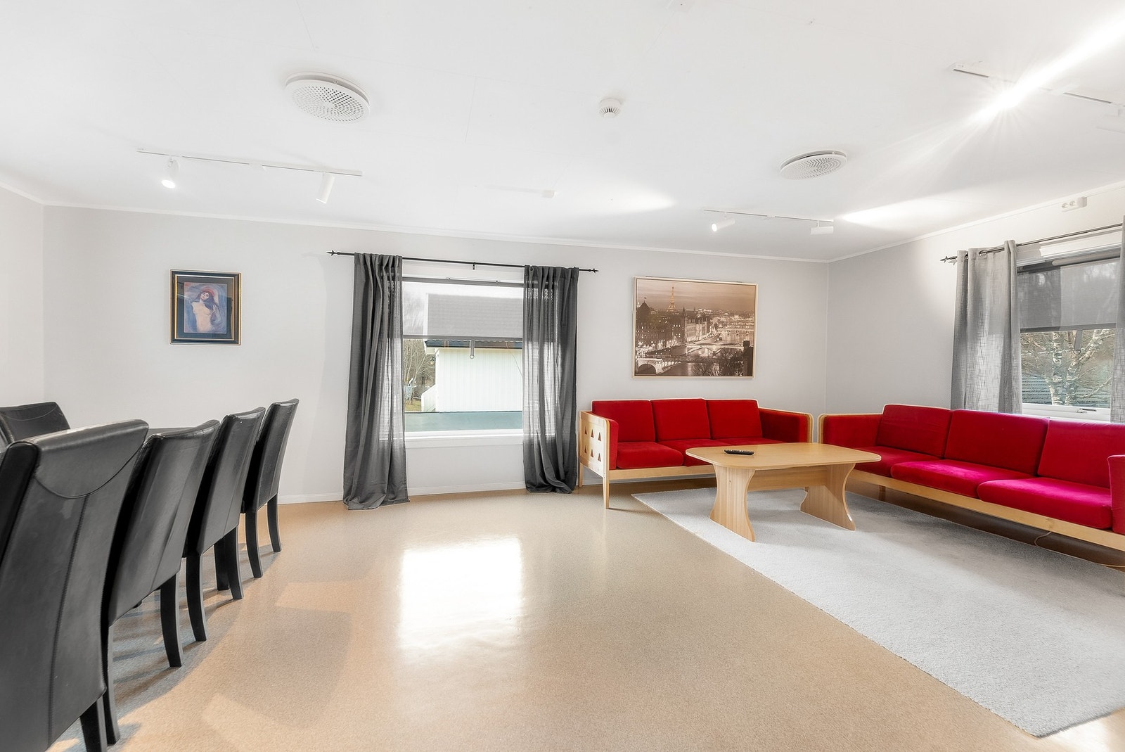 Vindusflatene sørger for rikelig med naturlig lysinnslipp. Galleribilde