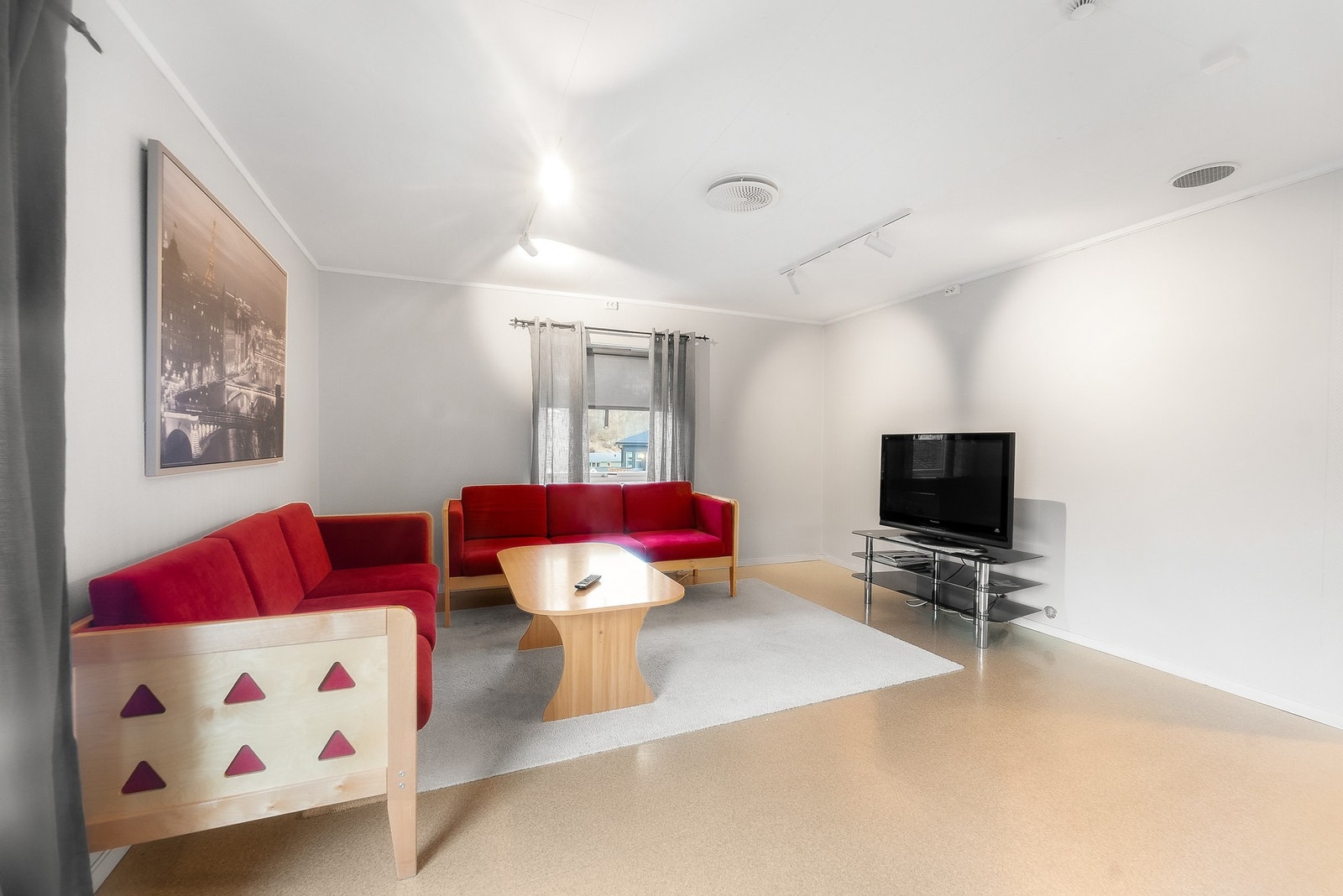 Du har en naturlig plass til en sofagruppe og TV med tilhørende møblement. Galleribilde