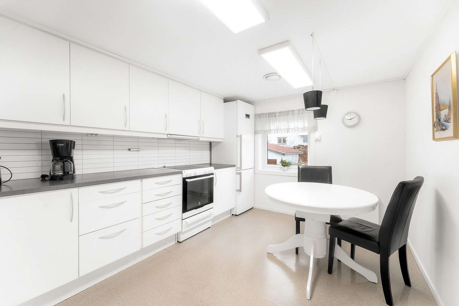 Her er det også plass til et spisebord med tilhørende stoler. Galleribilde