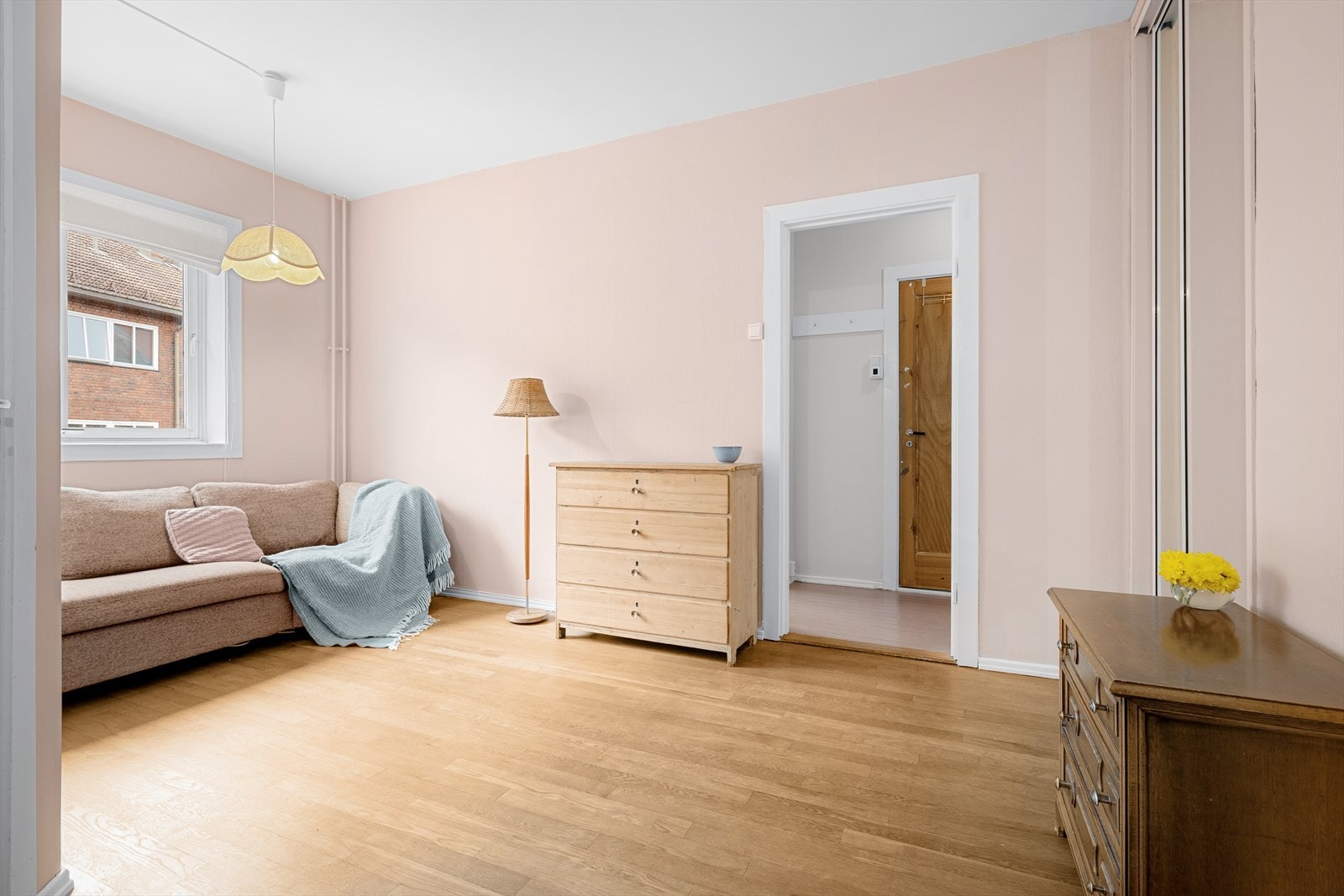 Det er plass til stor sofa og tilhørende møblement Galleribilde