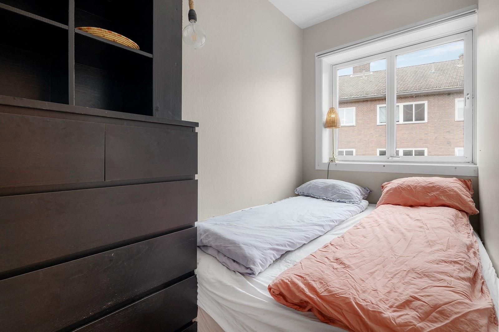 Det er satt opp vegger i stue for å danne ett soverom. Soverommet som er på ca 4,3 m² er mindre en dagens anbefalinger til rom for varig opphold. Galleribilde