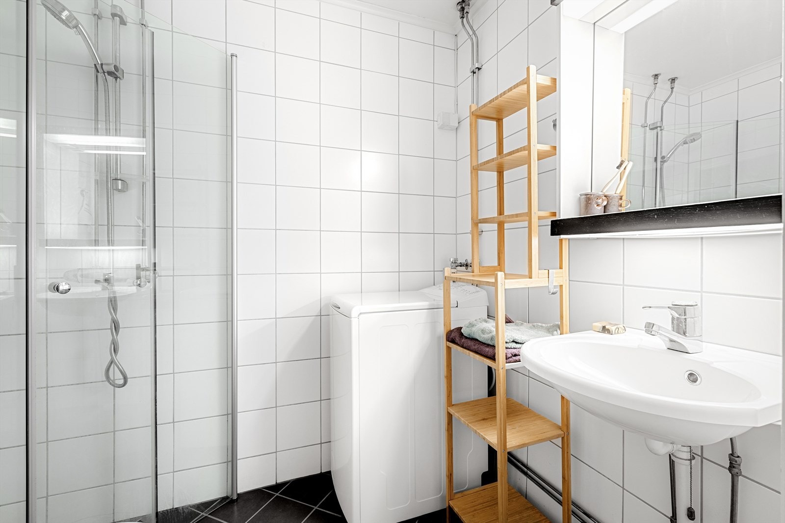 Pent fliselagt bad som er pusset opp i regi av sameiet i 2005 Galleribilde