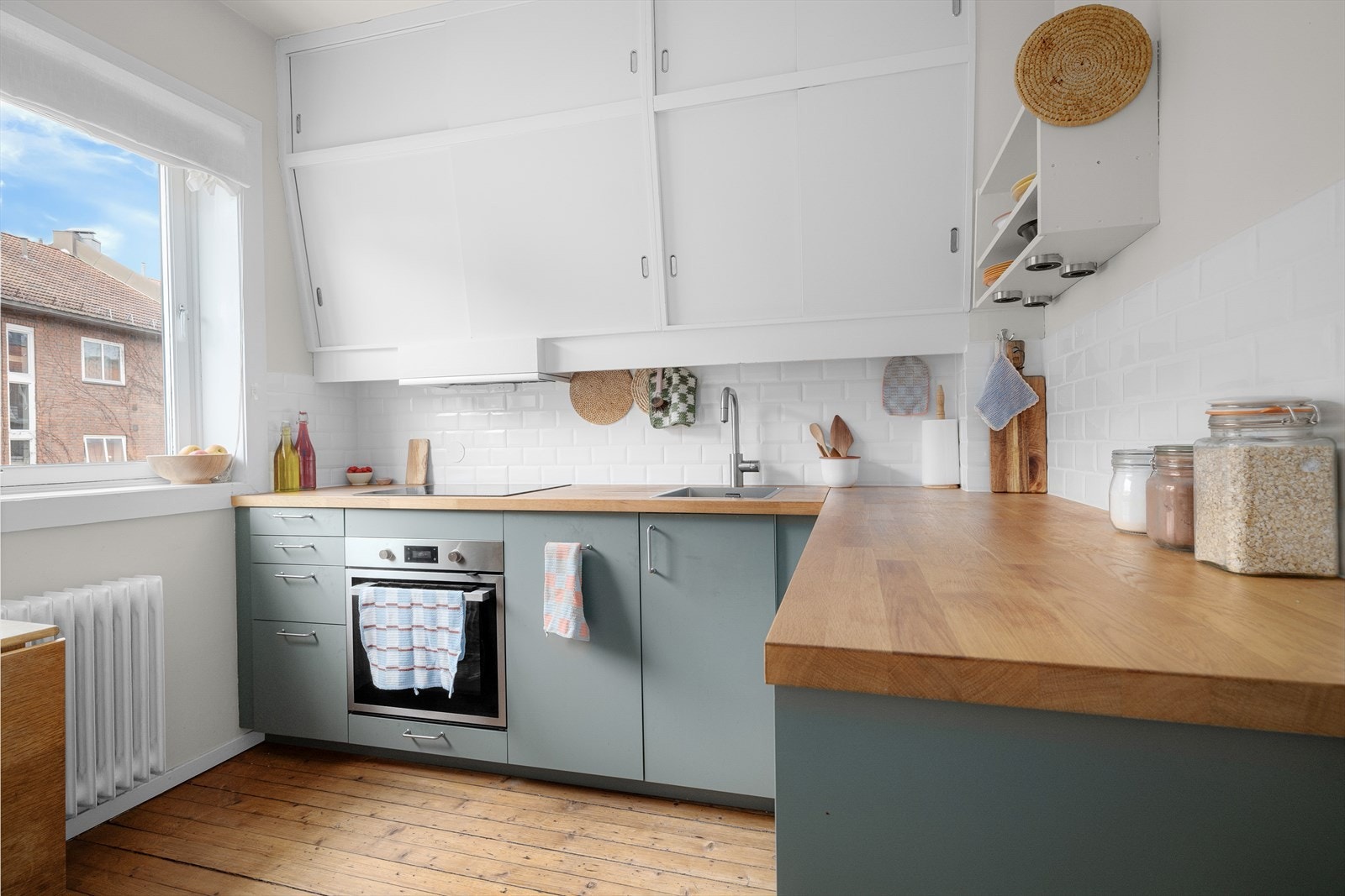 Det er gode oppbevaringsmuligheter på kjøkkenet. Galleribilde