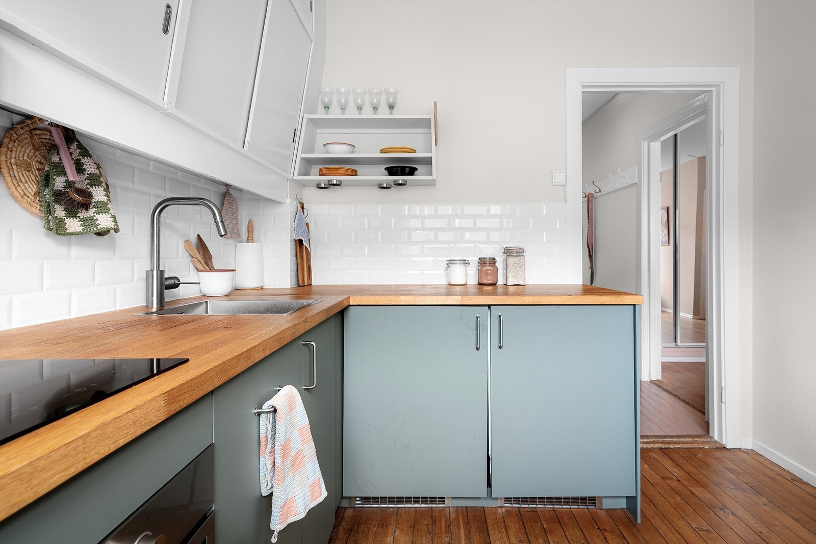 Kjøkkenet er oppgradert i 2020 med integrerte hvitevarer. Galleribilde