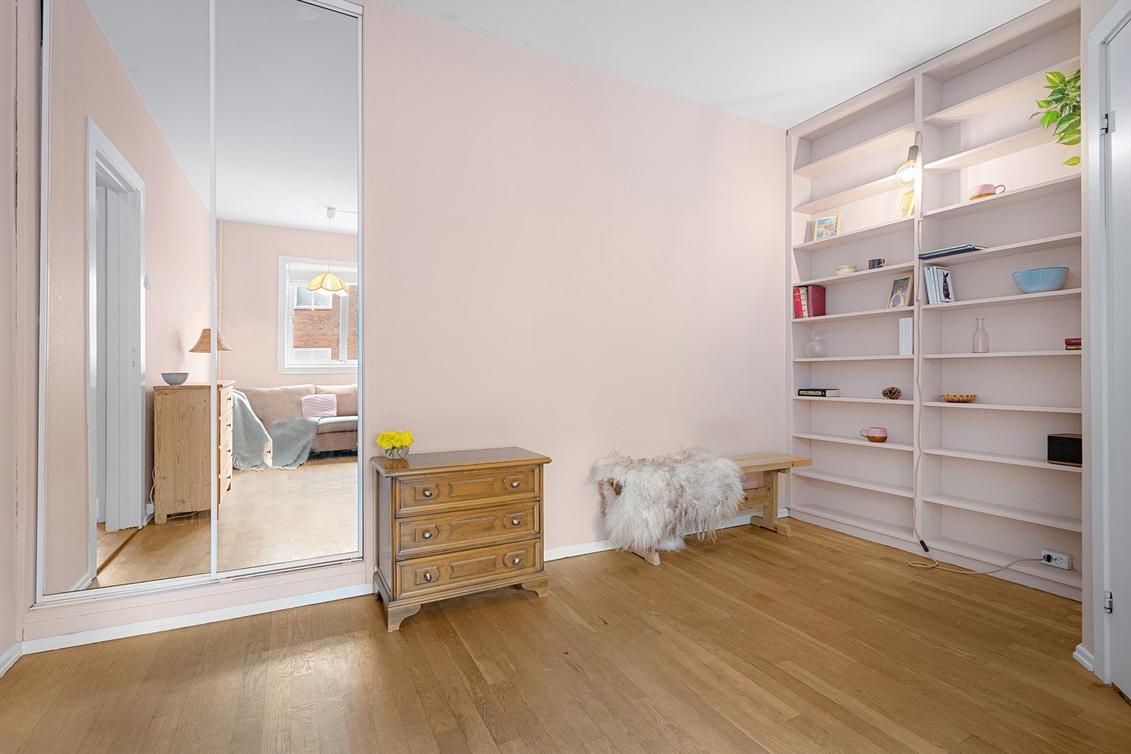 Stuen har en hyggelig krok for spisebord eller bibliotekhjørne som det er blitt benyttet til i dag. Galleribilde