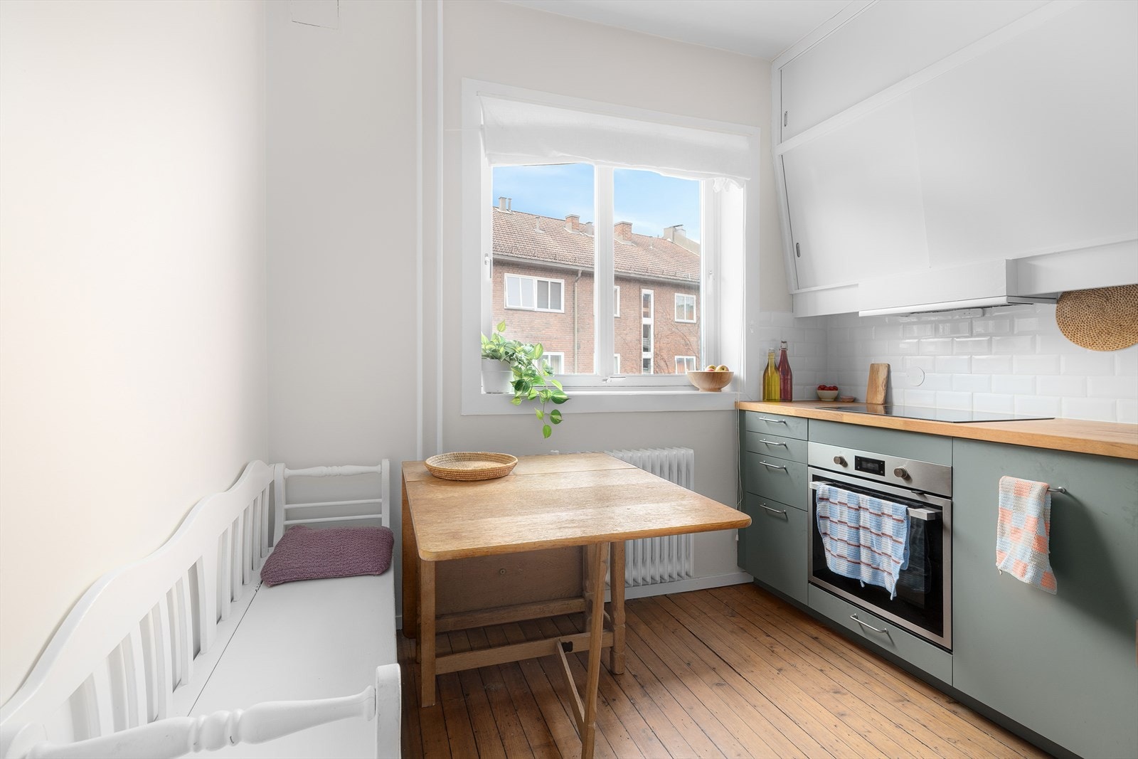 Hyggelig kjøkken i god størrelse. Det er plass til kjøkkenbord uten at det går på bekostning av plassen Galleribilde