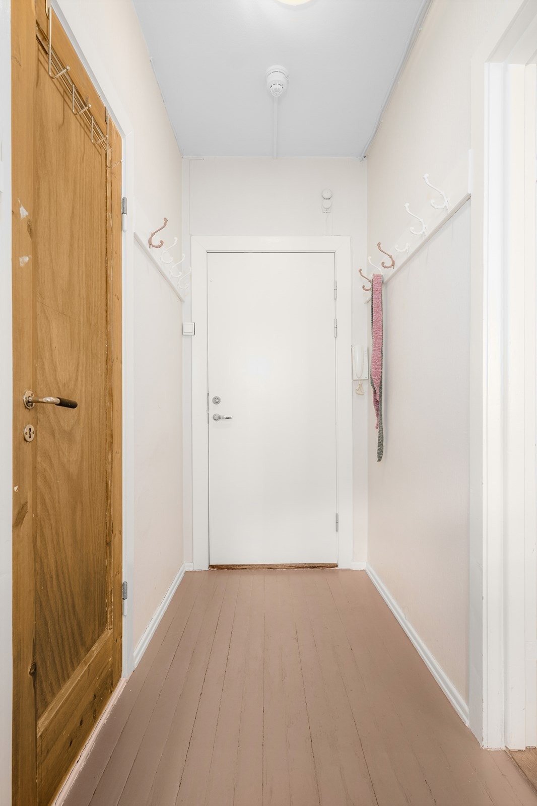 Hyggelig entre med plass til jakker og sko. Galleribilde