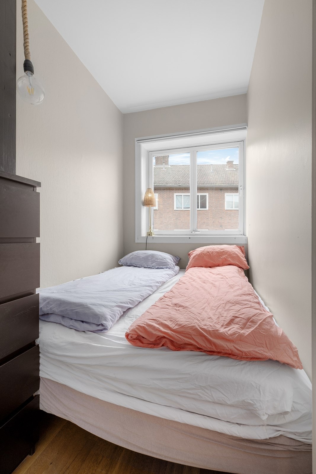 Det er satt inn stor dobbeltseng og det er også plass til garderobeløsning. Galleribilde