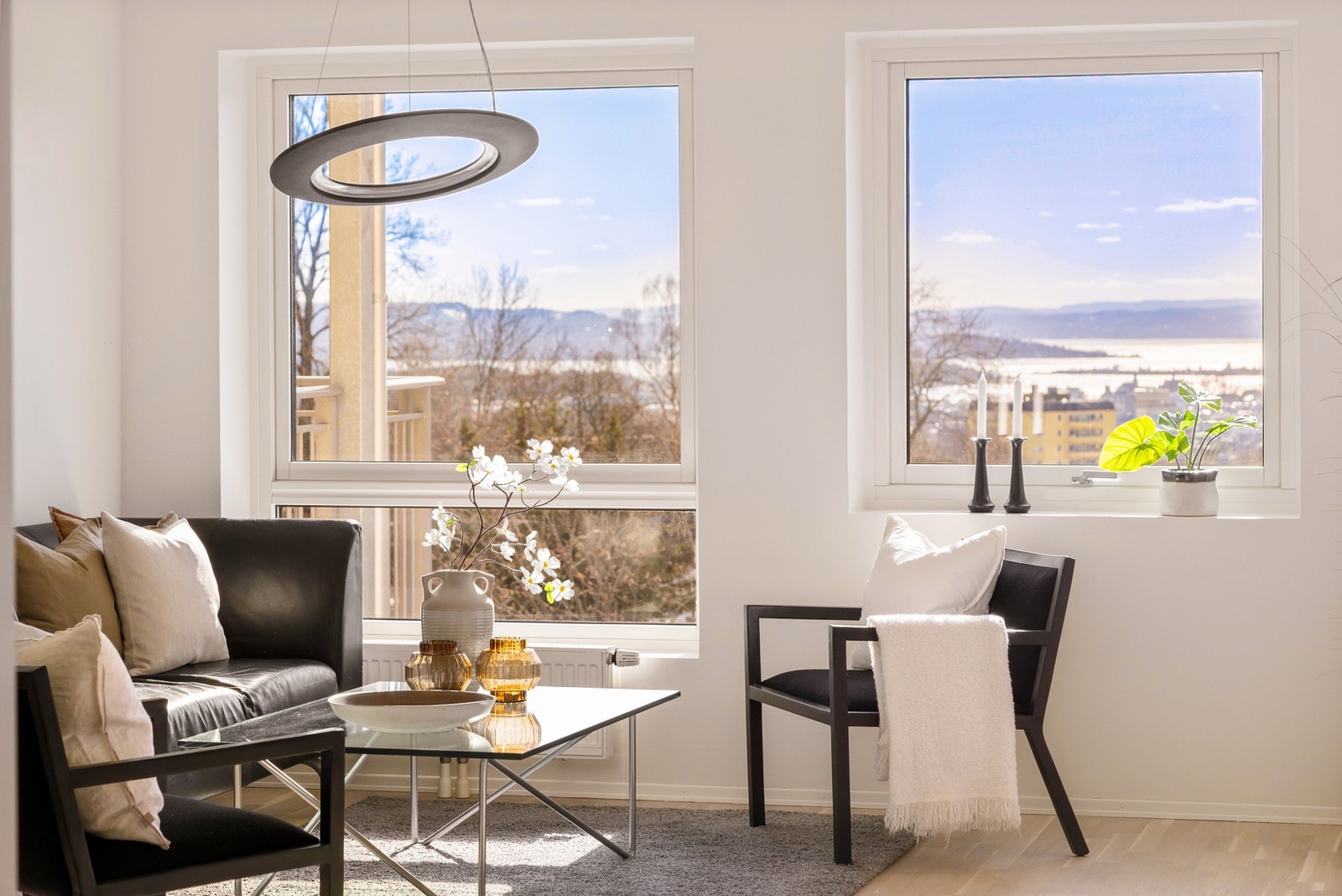I leiligheten er det nymalte veggflater og nyslipt gulv i alle rom med unntak av i boden. Galleribilde