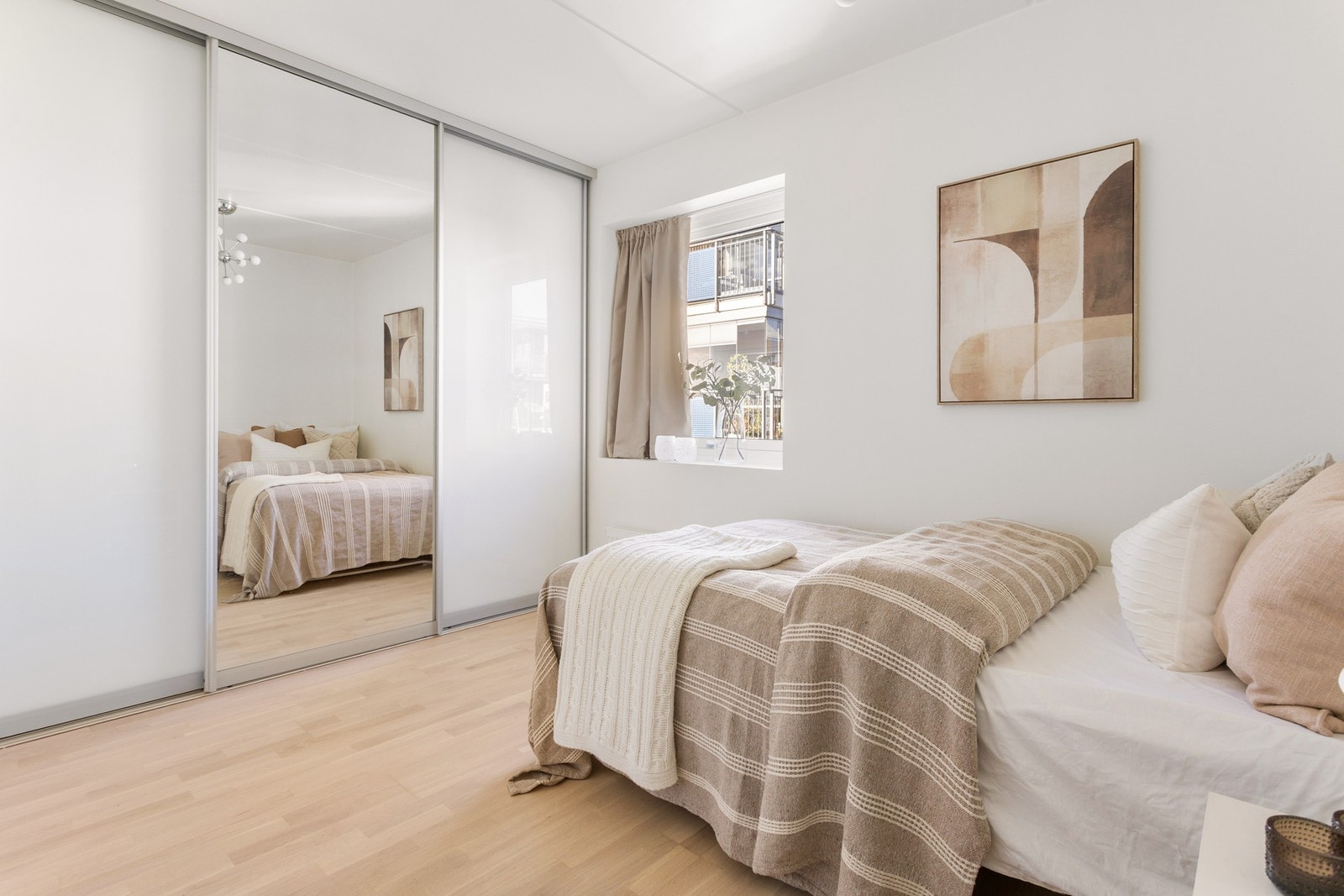 Her er det skyvedørsgarderobe med god lagringsplass og speilfront. Galleribilde