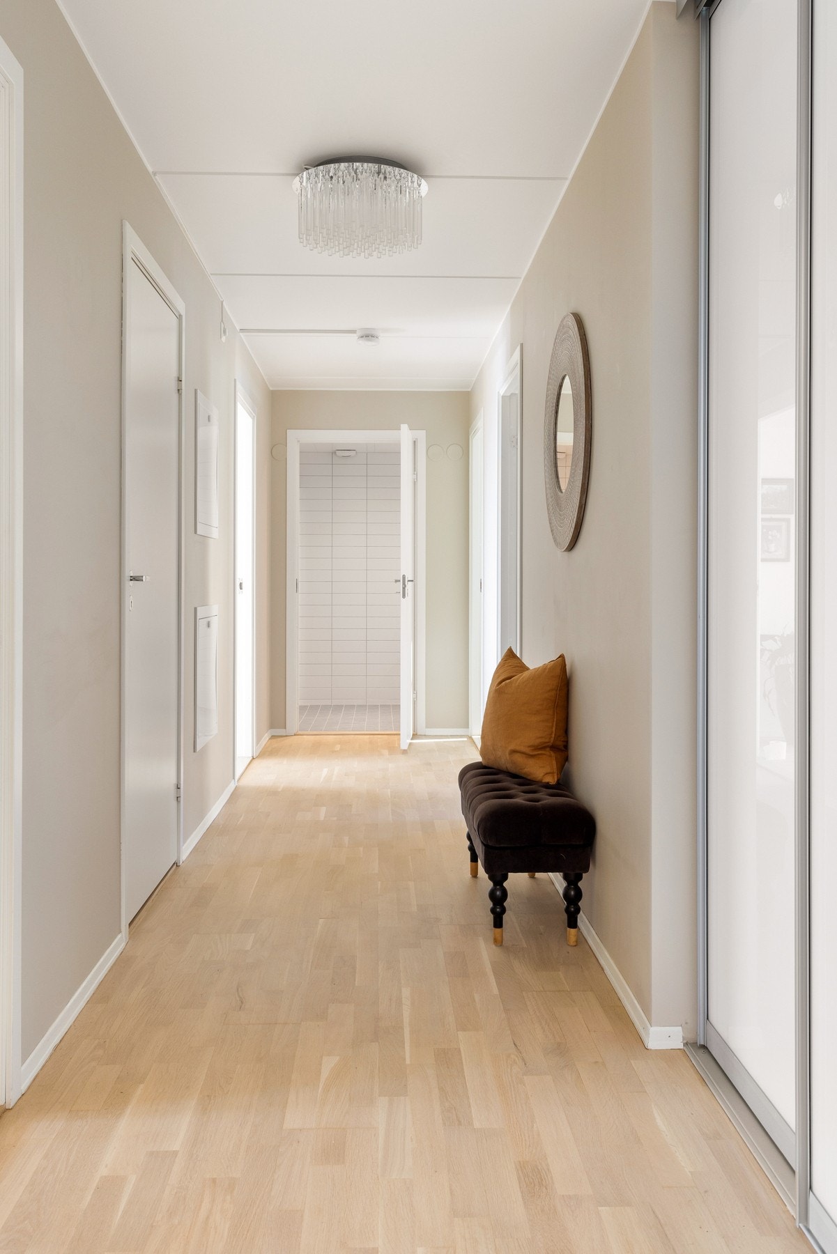 Velkommen til det som kan bli ditt/deres nye hjem! Det er egen nisje på høyresiden når du kommer inn døren hvor det er skyvedørsgarderobe. Galleribilde