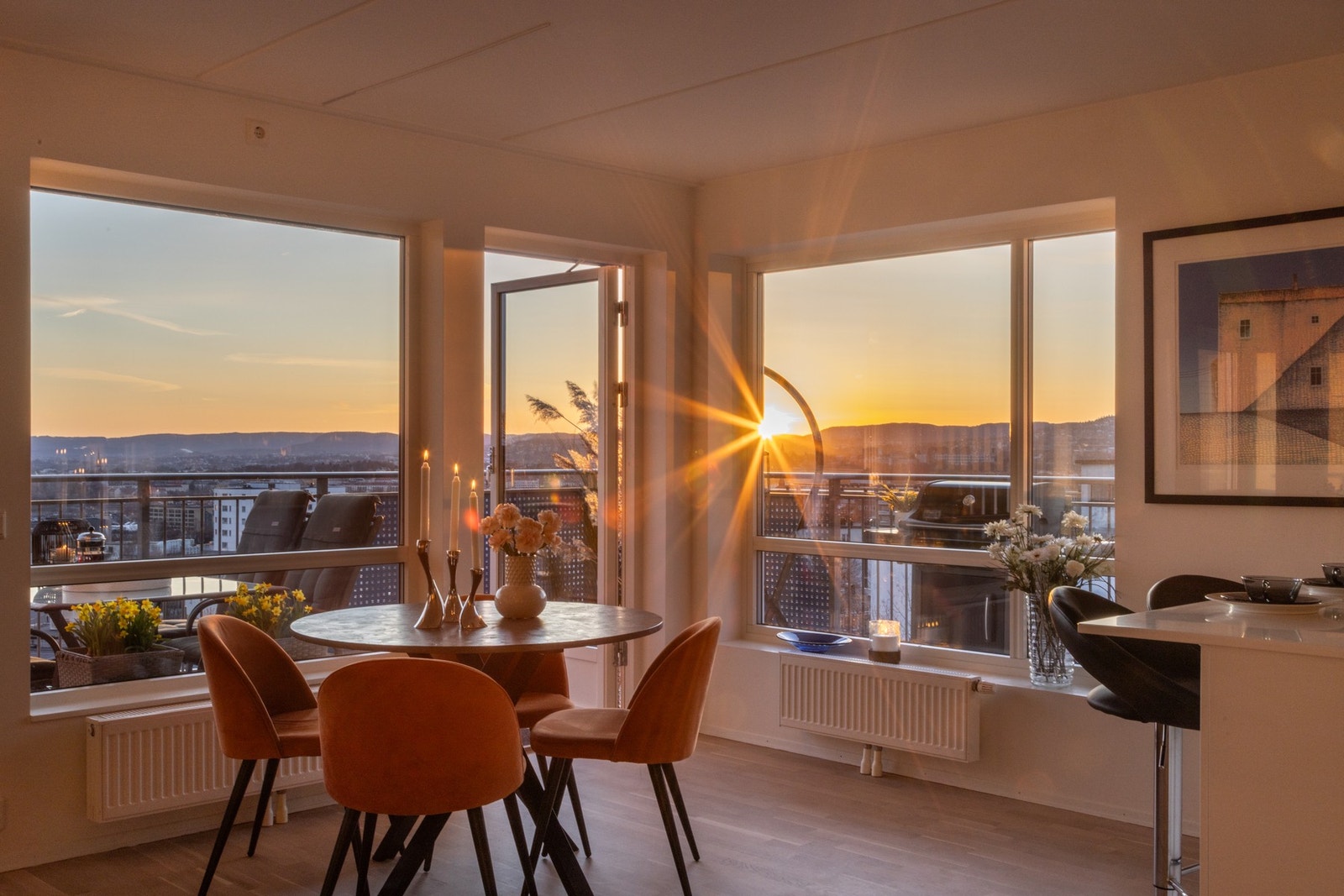 Her er det fin og naturlig plass til spisebord hvor du kan invitere venner og familie til middag. Galleribilde