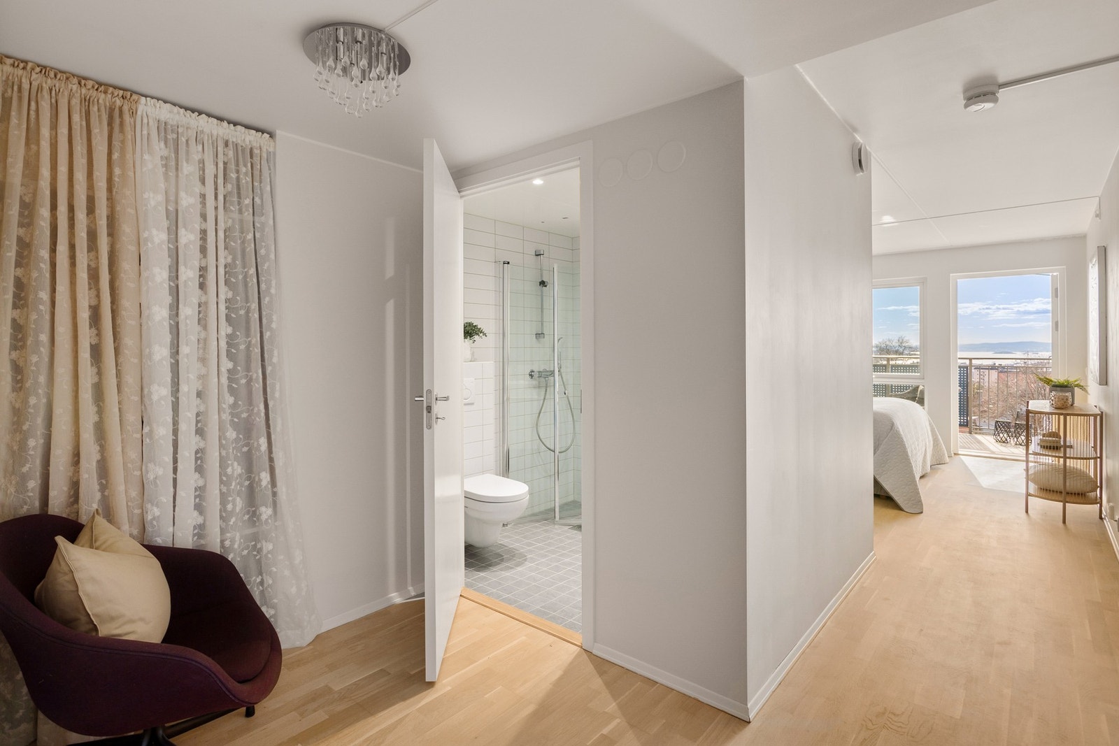Dette badet ligger i direkte tilknytning til hovedsoverommet. Utenfor badet er det en garderobe-nisje. Galleribilde