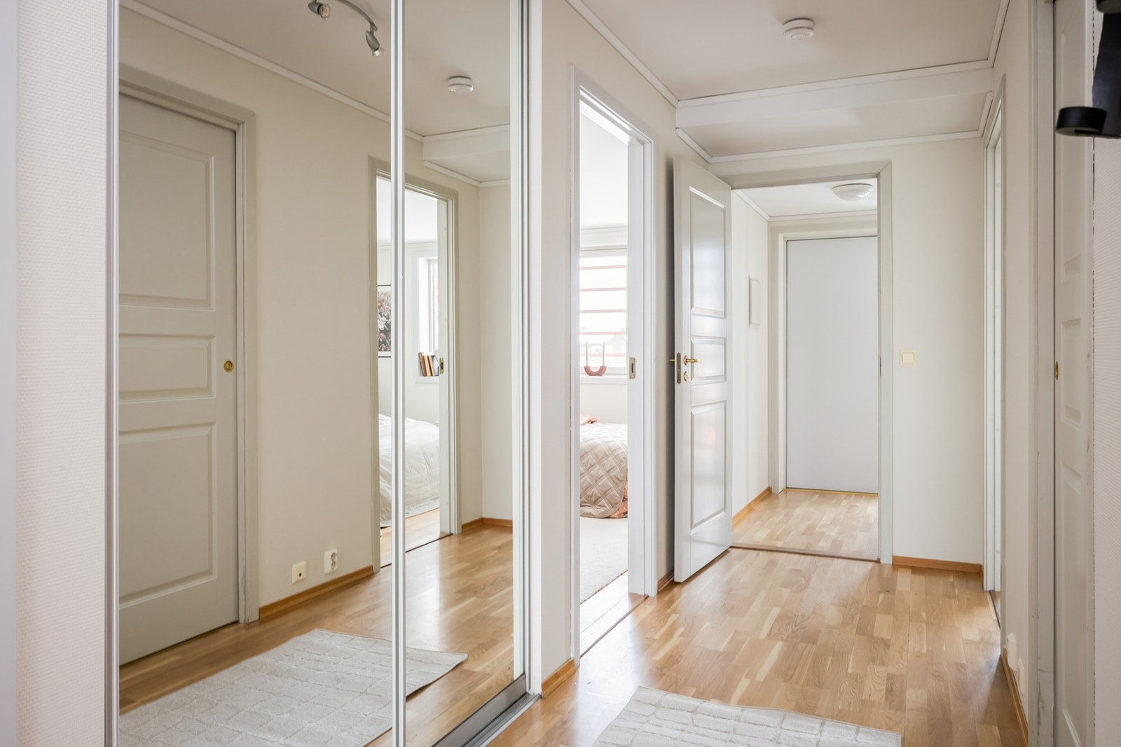 Gangen er etablert med praktiske garderobeløsninger. Galleribilde