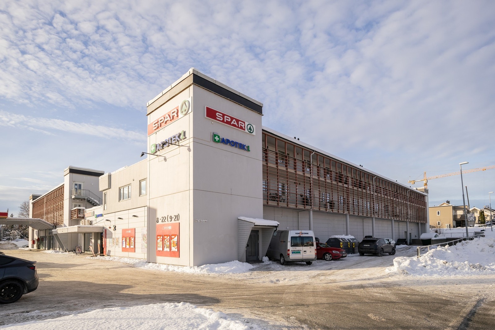 Det er apotek og butikk i byggets 1. etasje. Galleribilde