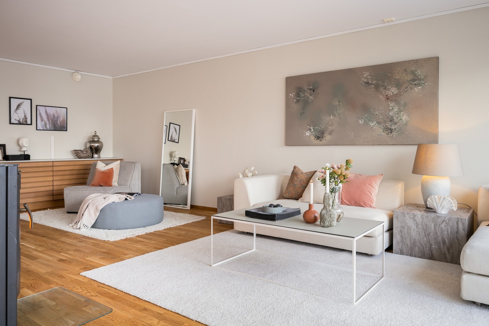 Sosial og romslig planløsning som inviterer til både hverdagshygge og hyggelige sammenkomster Galleribilde