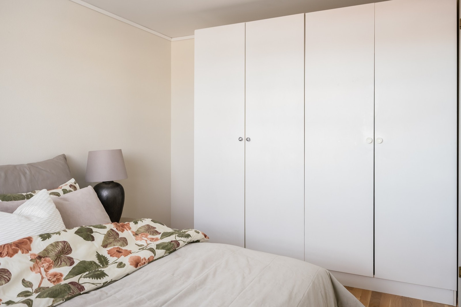 Lyst soverom med gjennomgående stil og plass til garderobeløsning. Galleribilde