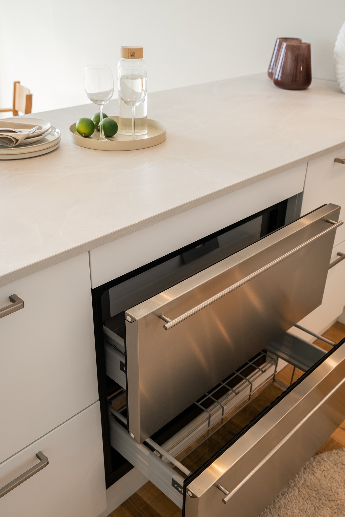 Praktisk kjøleskuff integrert i kjøkkenøya - gir enkel tilgang til drikkevarer og småvarer. Galleribilde