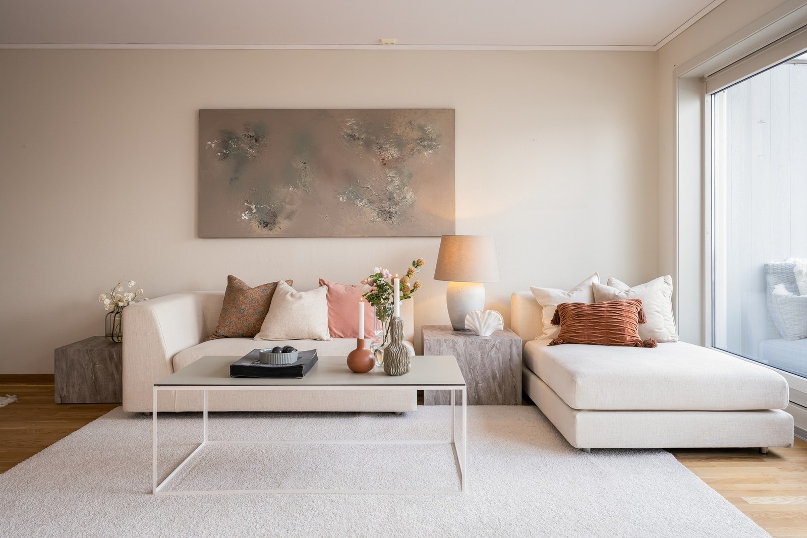 Lys og åpen stue med store vindusflater som slipper inn rikelig med naturlig lys. Galleribilde