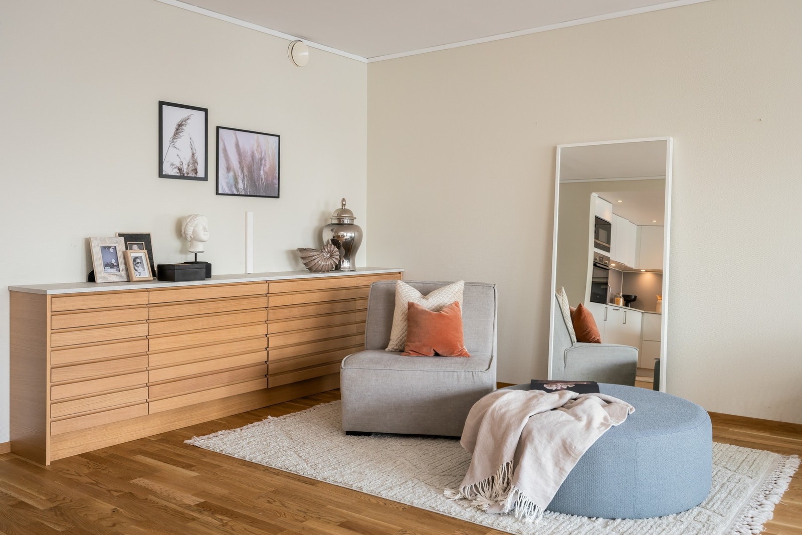 Stuen/kjøkken måler 54 kvm og har god plass til å møblere i ulike soner. Galleribilde