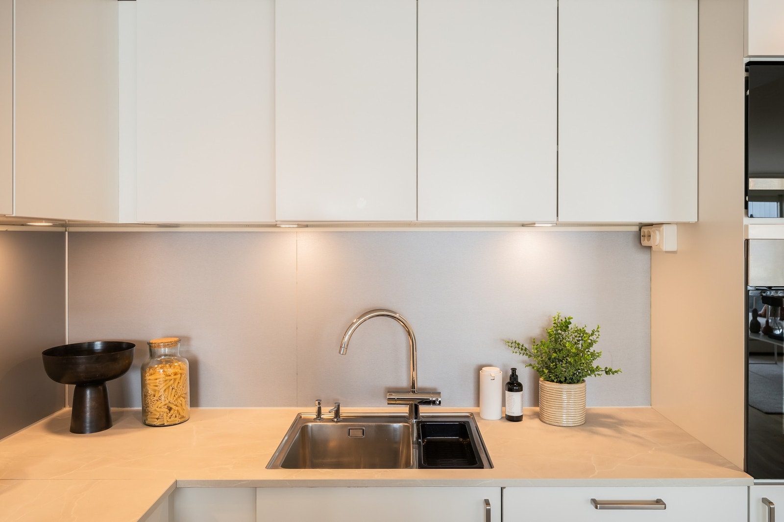 Kjøkkenet kombinerer design og funksjon med rene linjer og gode arbeidsflater. Galleribilde