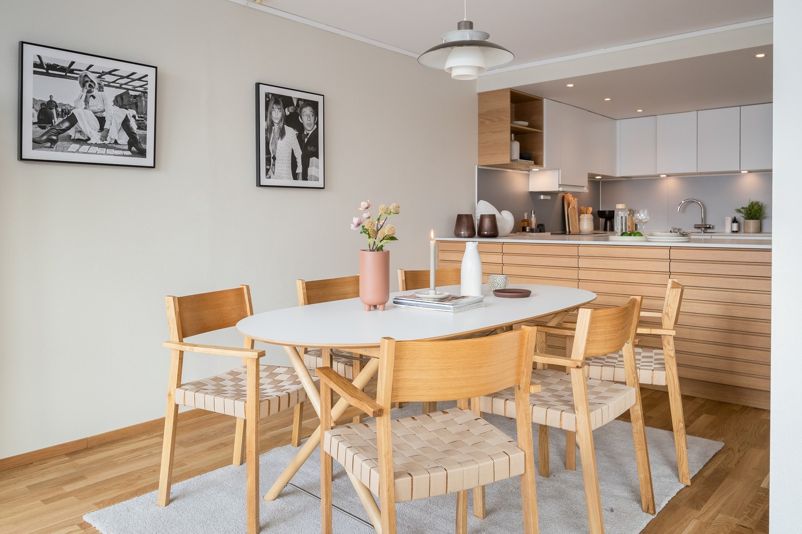 Spisegruppen finner sin naturlige plass mellom stue og kjøkken. Galleribilde