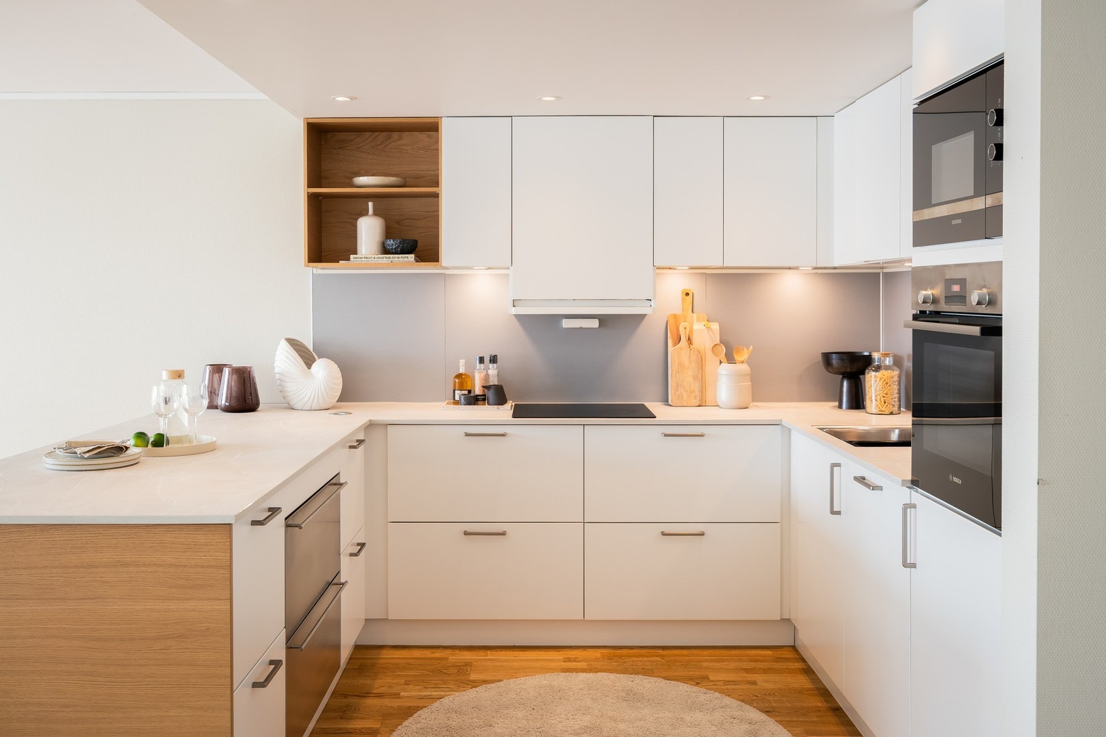 Her er det godt med skap-, skuff-, og benkeplass. Galleribilde