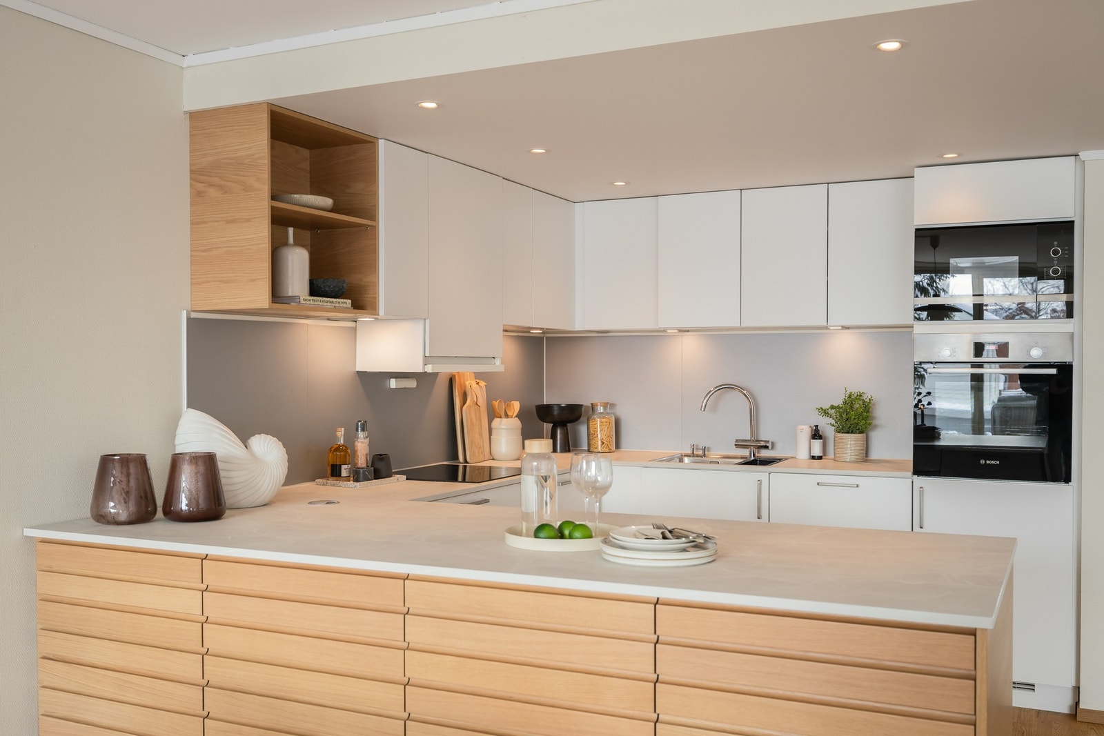 Moderne og stilrent kjøkken med integrerte hvitevarer. Galleribilde