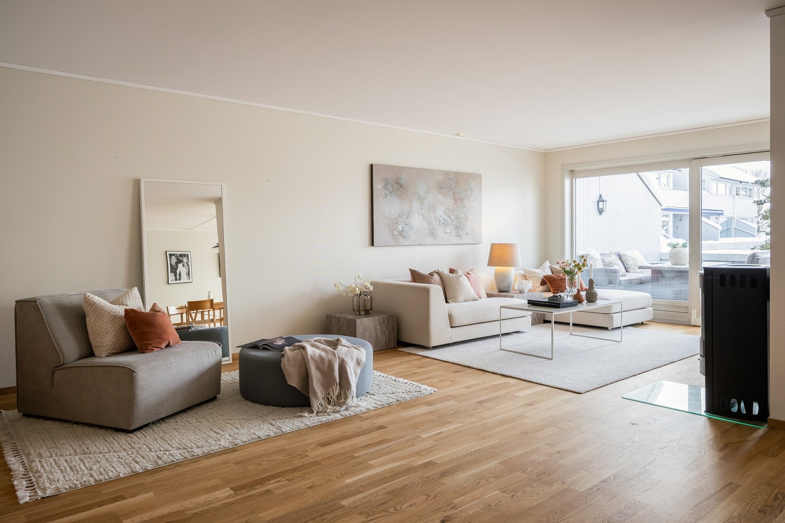 Gjennomgående lyse flater, kvalitetsmaterialer og varme detaljer gjør dette til et hjem å trives i. Galleribilde