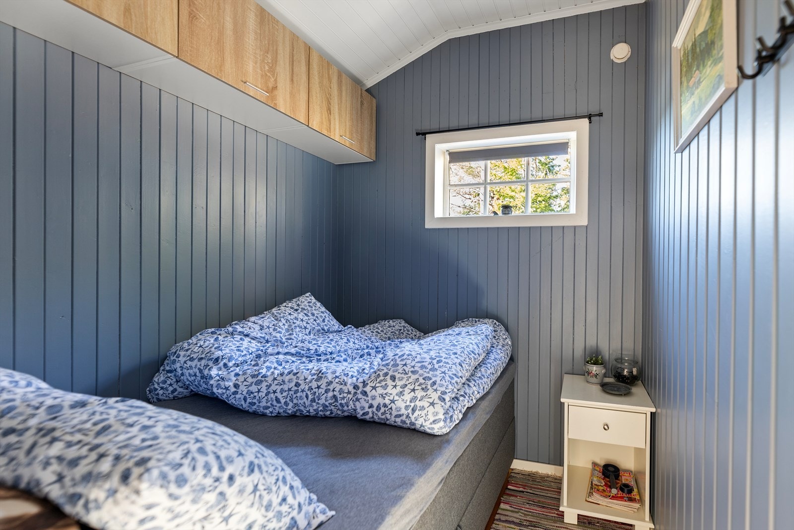 Soverom med plassbygd overskap. Galleribilde