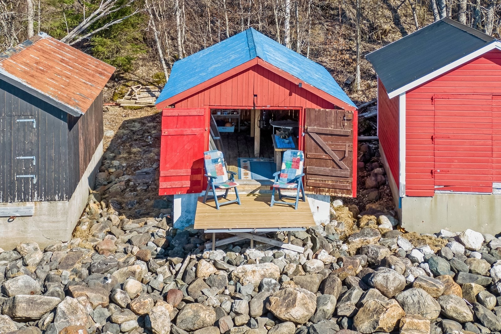 Nåværende eier har laget en nedfellbar platt innfestet i front av naustet som kan vinsjes opp eller ned ved behov. Galleribilde