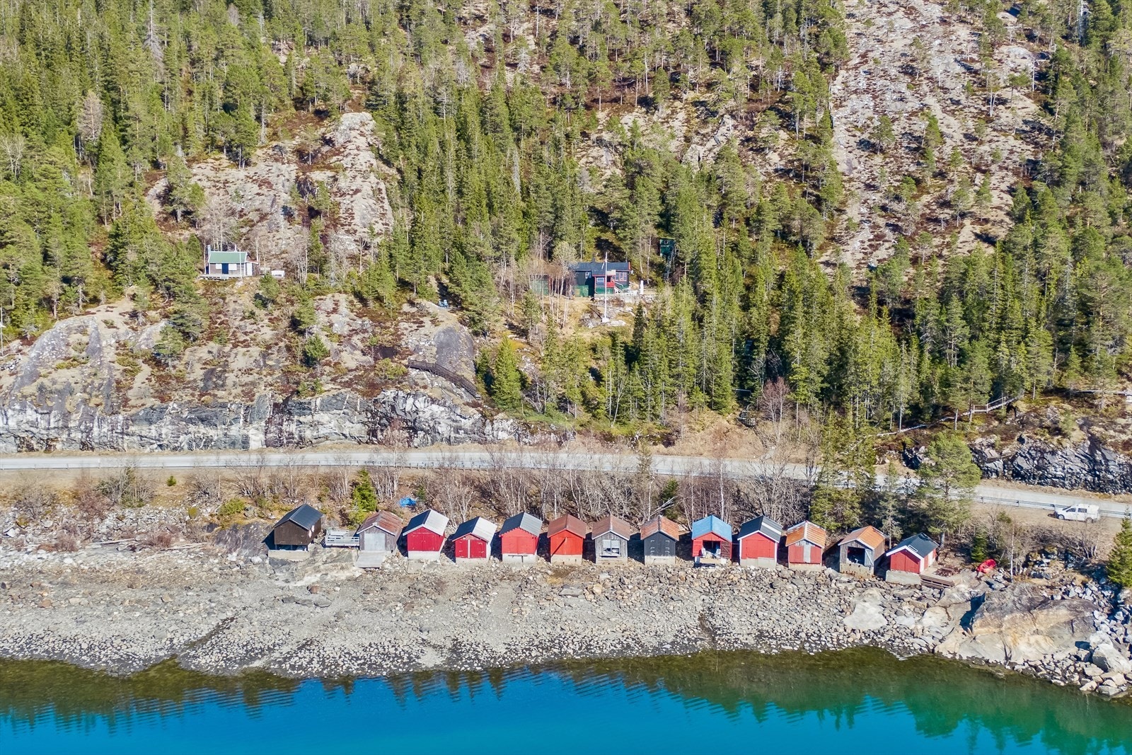Koselig fritidsbolig i flotte omgivelser, med både fin utsikt, lang solgang og eget naust. Galleribilde