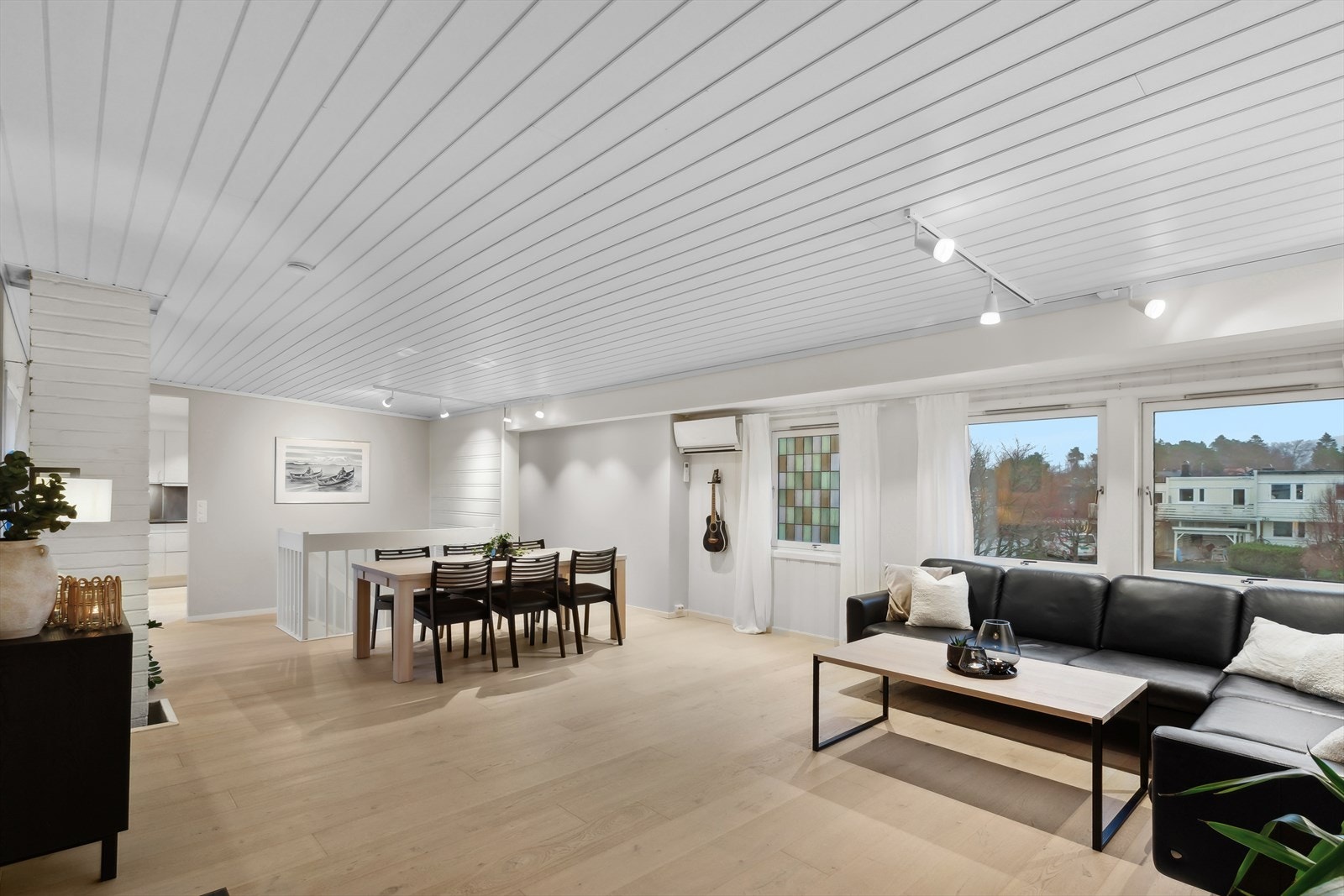 I stuen er det flere store vinduer som gir godt og naturlig innlys. Galleribilde