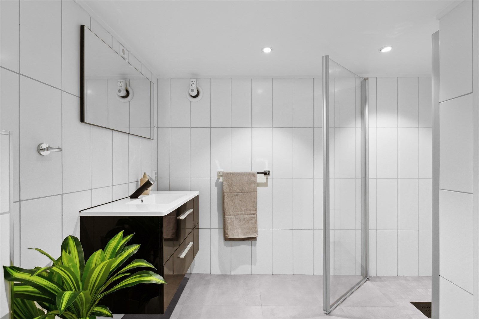 Badet måler ca. 6,5 kvm og har vegghengt toalett, servant og dusjnisje med dusjgarnityr på vegg. Også dette badet har fått TG1 vurdering. Galleribilde