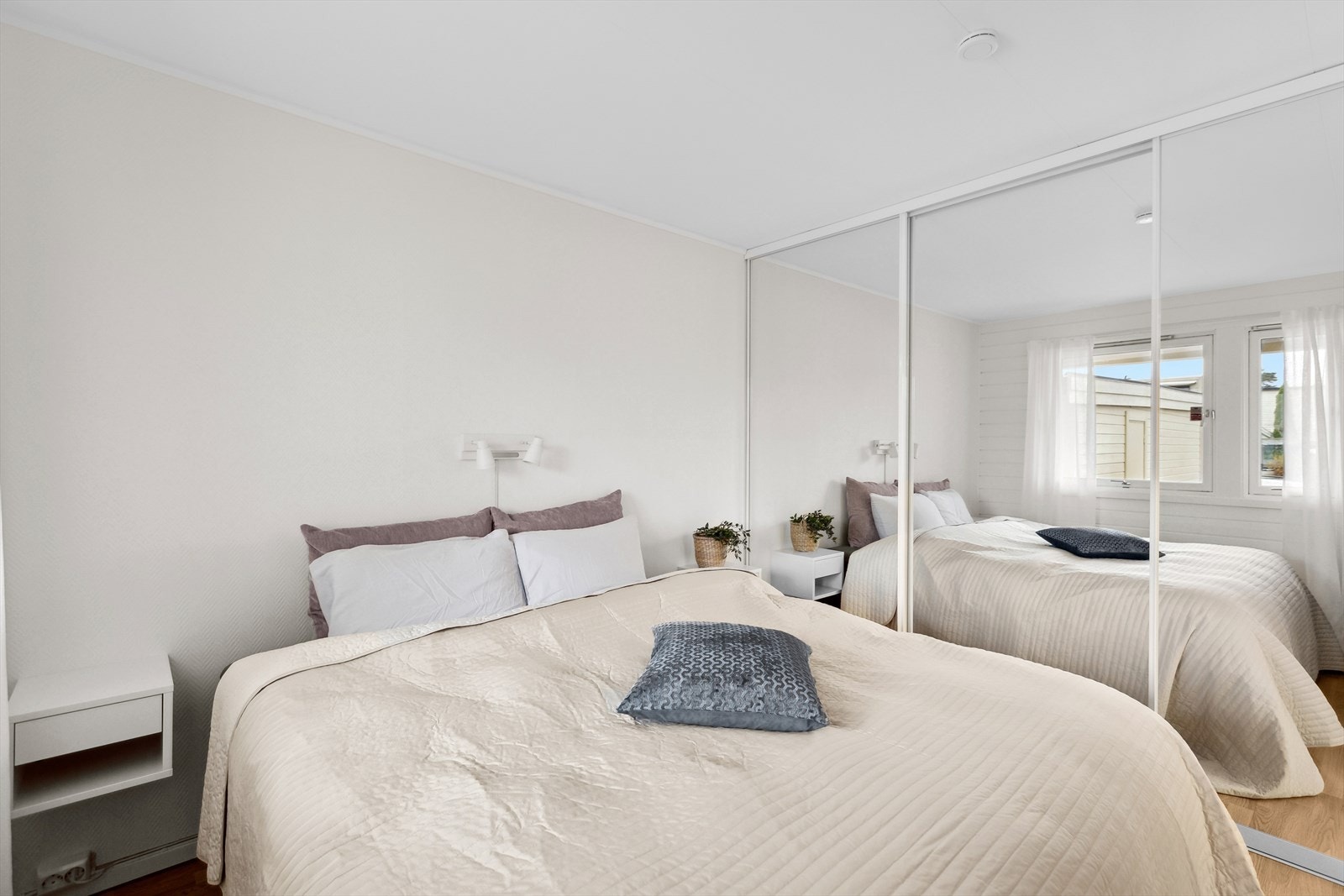 Alle soverommene ligger i 1 etg. Soverom 1 er på 10 kvm og har god plass til dobbeltseng, garderobeløsning og nattbord. Galleribilde