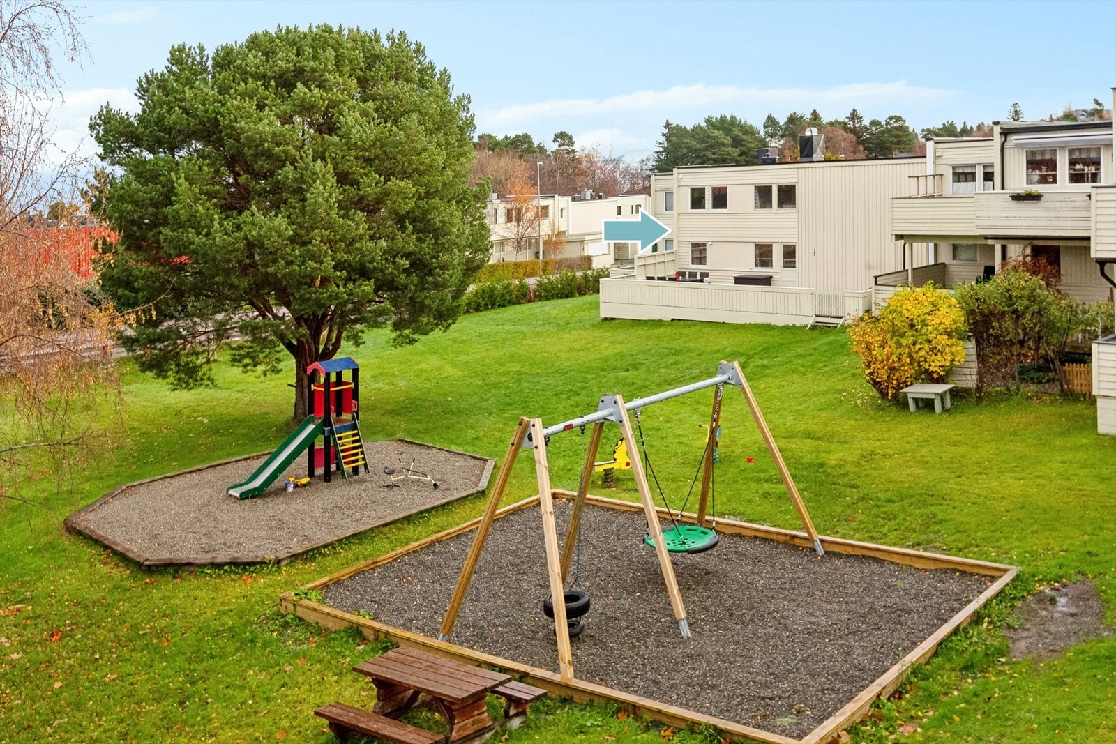 Velkommen tll Asalvegen 4E! Et lyst og lekkert rekkehus over flere etasjer med 3 soverom, 2 bad og 2 kjøkken. Galleribilde