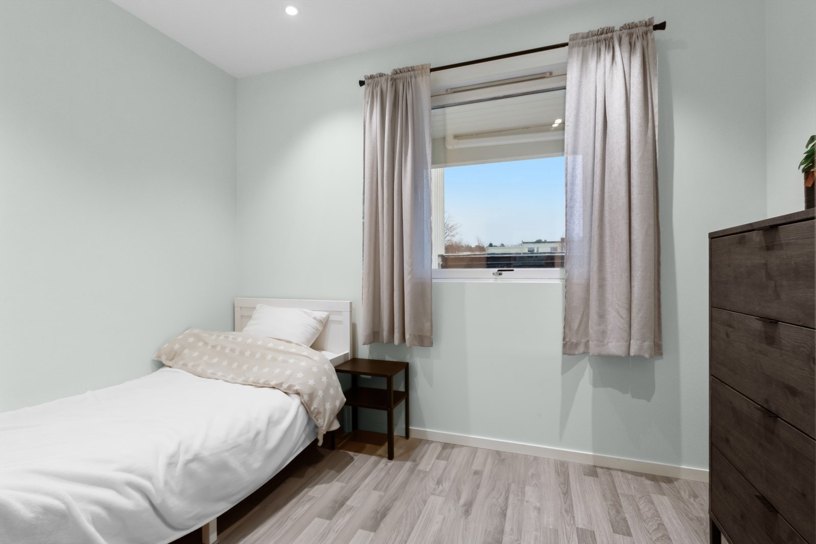 Soverom 2 er på 5,5 kvm med downlights i tak. Galleribilde