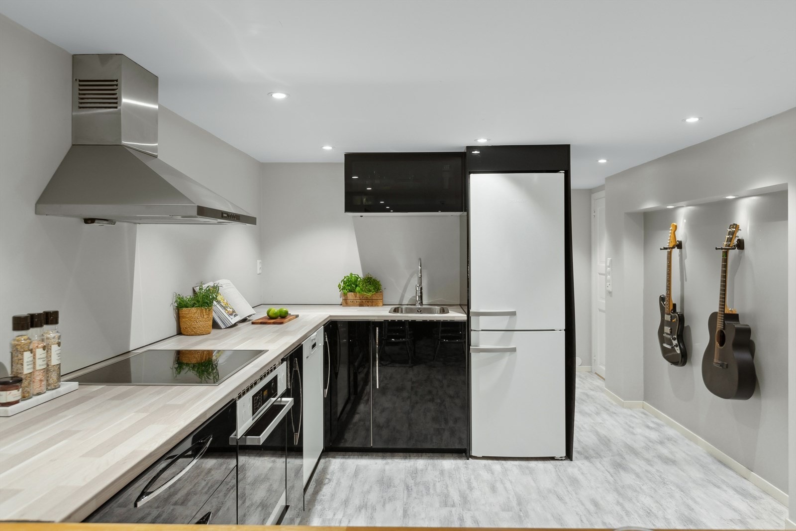 Kjøkkenet har et elegant og tidløst utrykk med integrerte hvitevarer, god benkeplass og mye lagringsplass i skuffer og skap. TG1 vurdering! Galleribilde