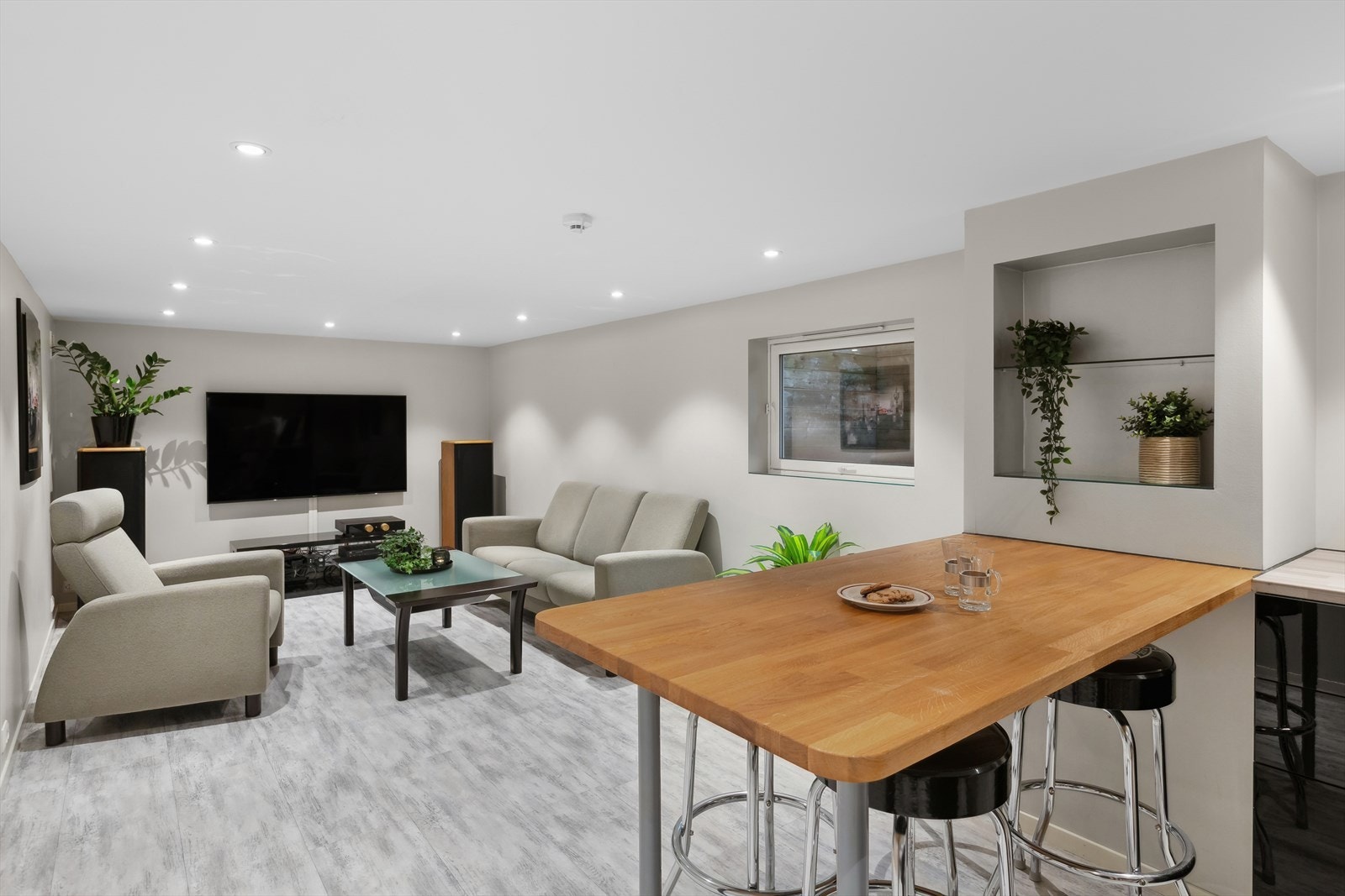 Her er det en åpen stue/kjøkken løsning på 29,3 kvm, som skaper en luftig romfølelse. Galleribilde