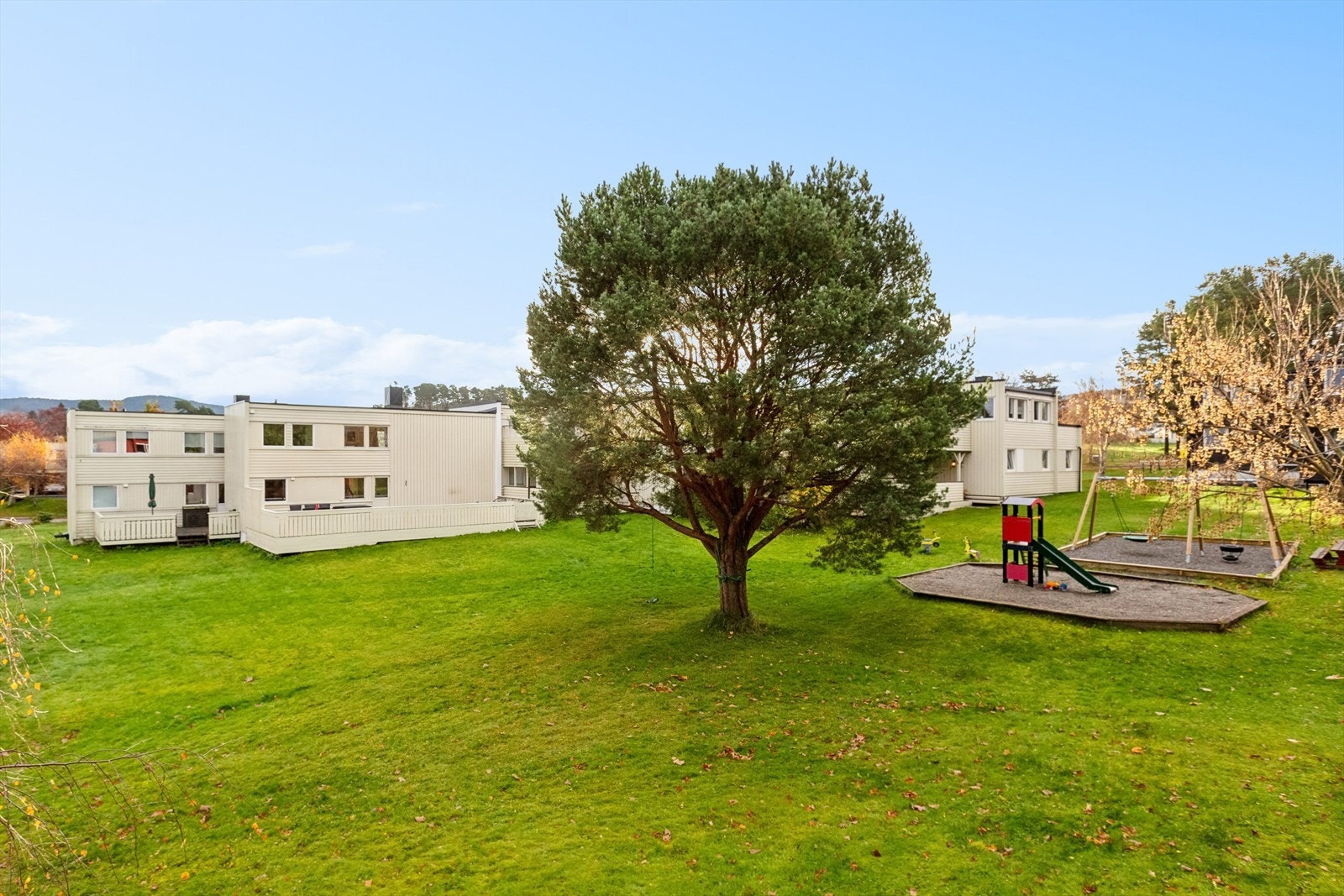 Fra boligen er det kort vei til dagligvarebutikker og bussholdeplasser med hyppige avganger til sentrum. Gang- og sykkelavstand til barnehager og skoler. Flere flotte turområder i gangavstand. Galleribilde
