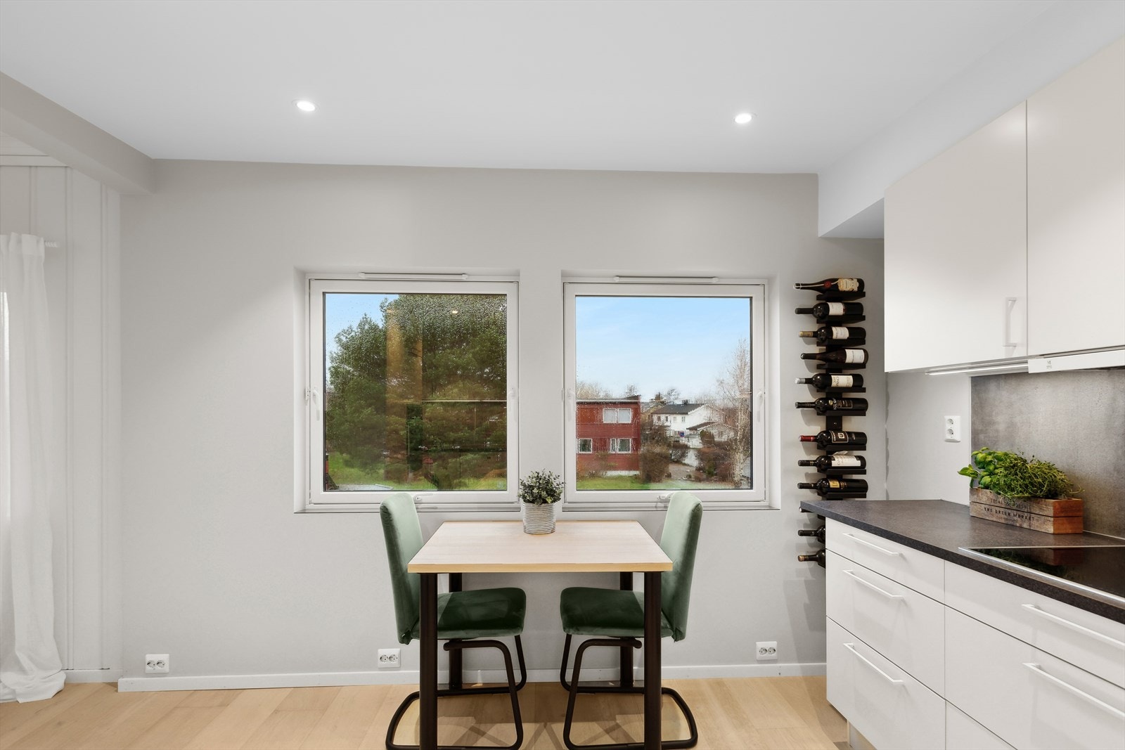 Koselig spisekrok med utsikt over lekeplassen. Galleribilde