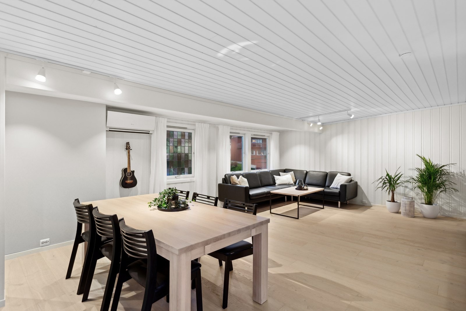 Stuen har naturlige møbleringssoner og har god plass til både spisebord og sofagruppe. Galleribilde