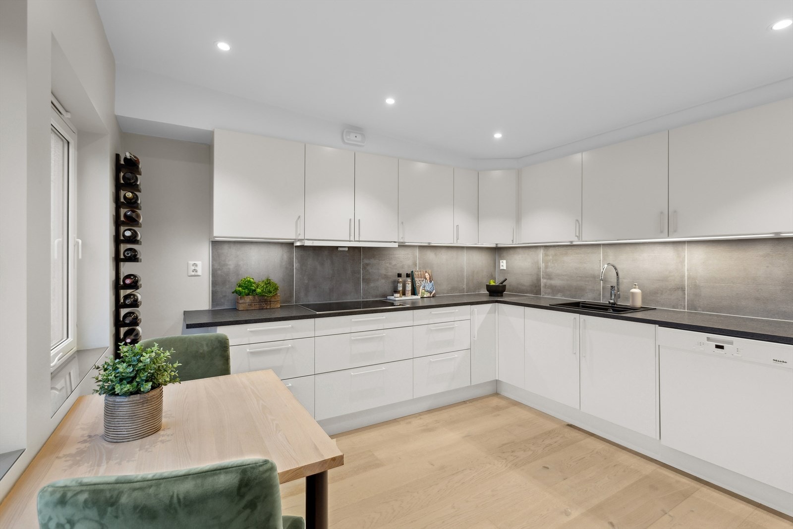 Stilrent kjøkken fra HTH og med moderne overflater og et delikat uttrykk med nøytrale fargevalg og downlights i himlingen. Galleribilde