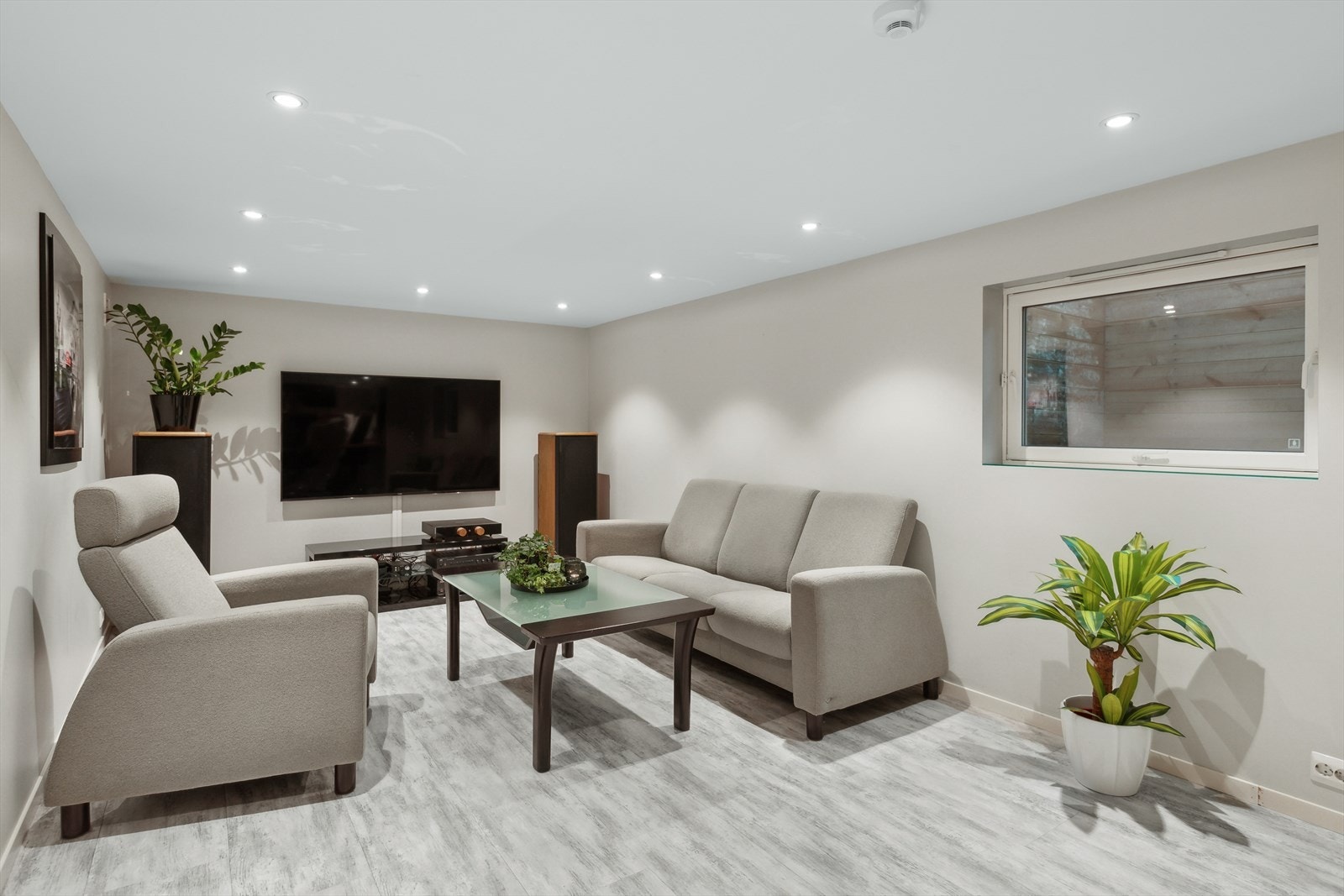 Rekkehuset har kjellerstue er perfekt for å kunne trekke seg tilbake. Downlights i tak. Varmekabler i gulv. Galleribilde