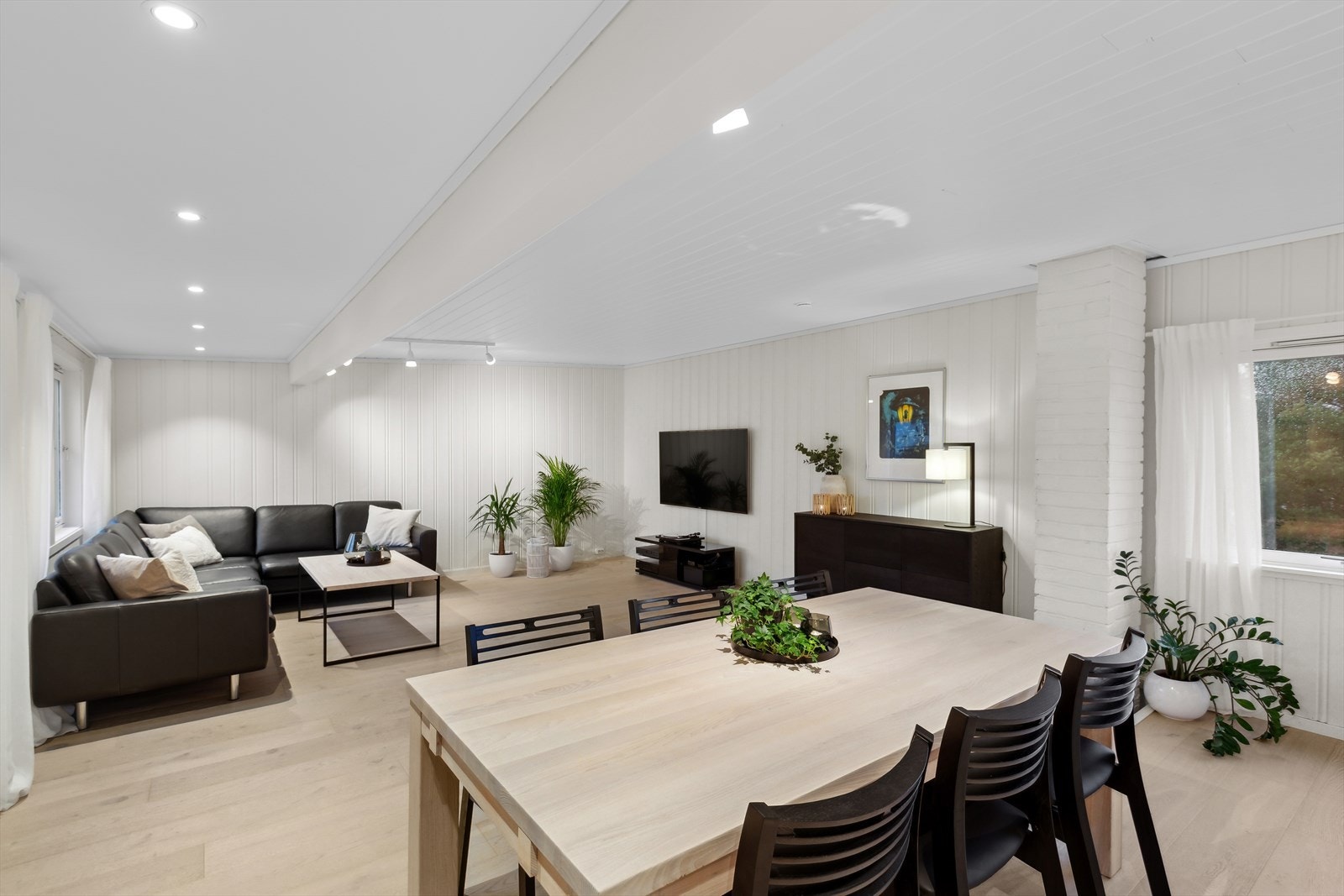 Stuen er på hele 41,3 kvm og har en romslig og lys atmosfære. Galleribilde